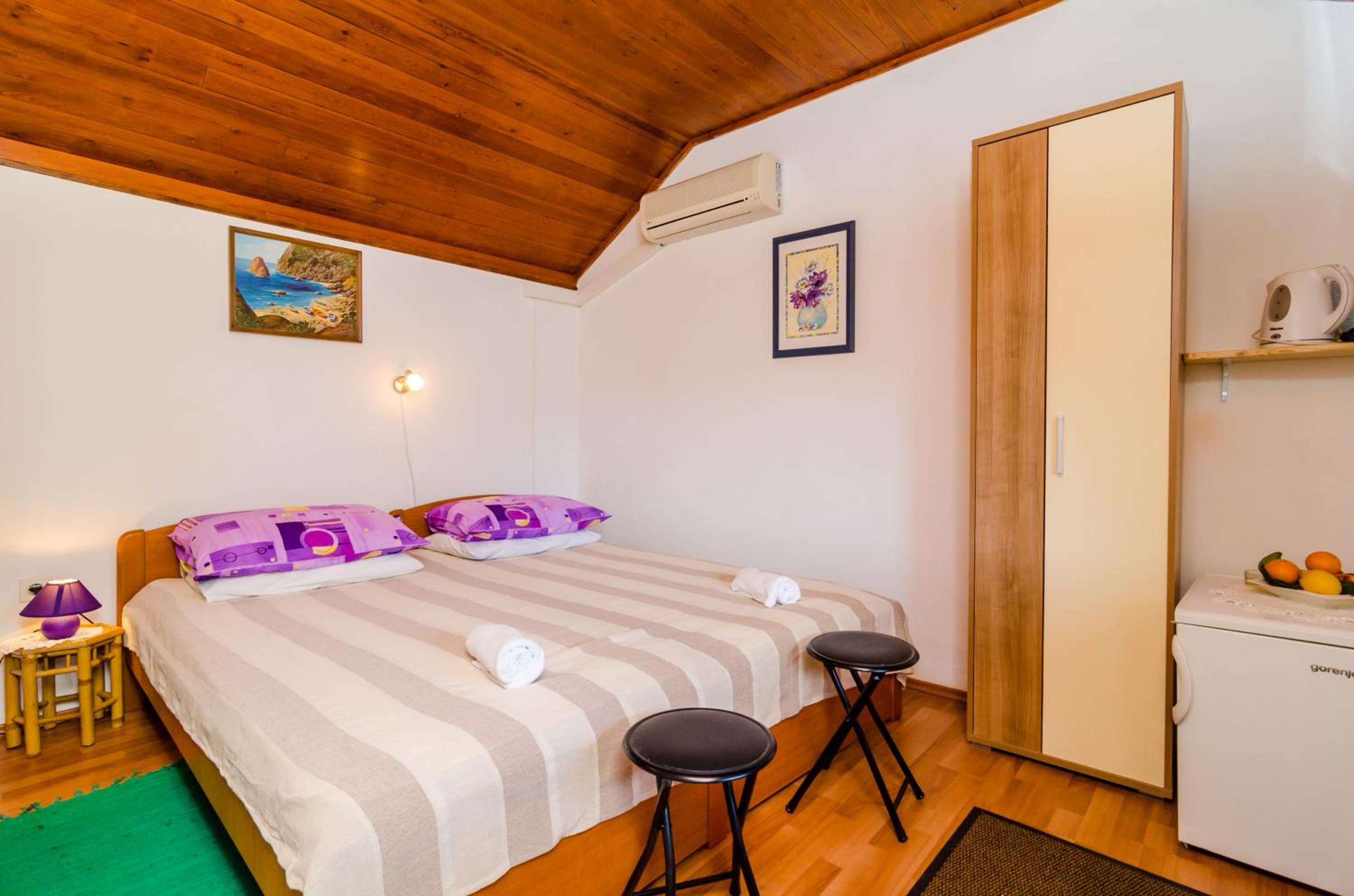 Apartments & Rooms Mihajica