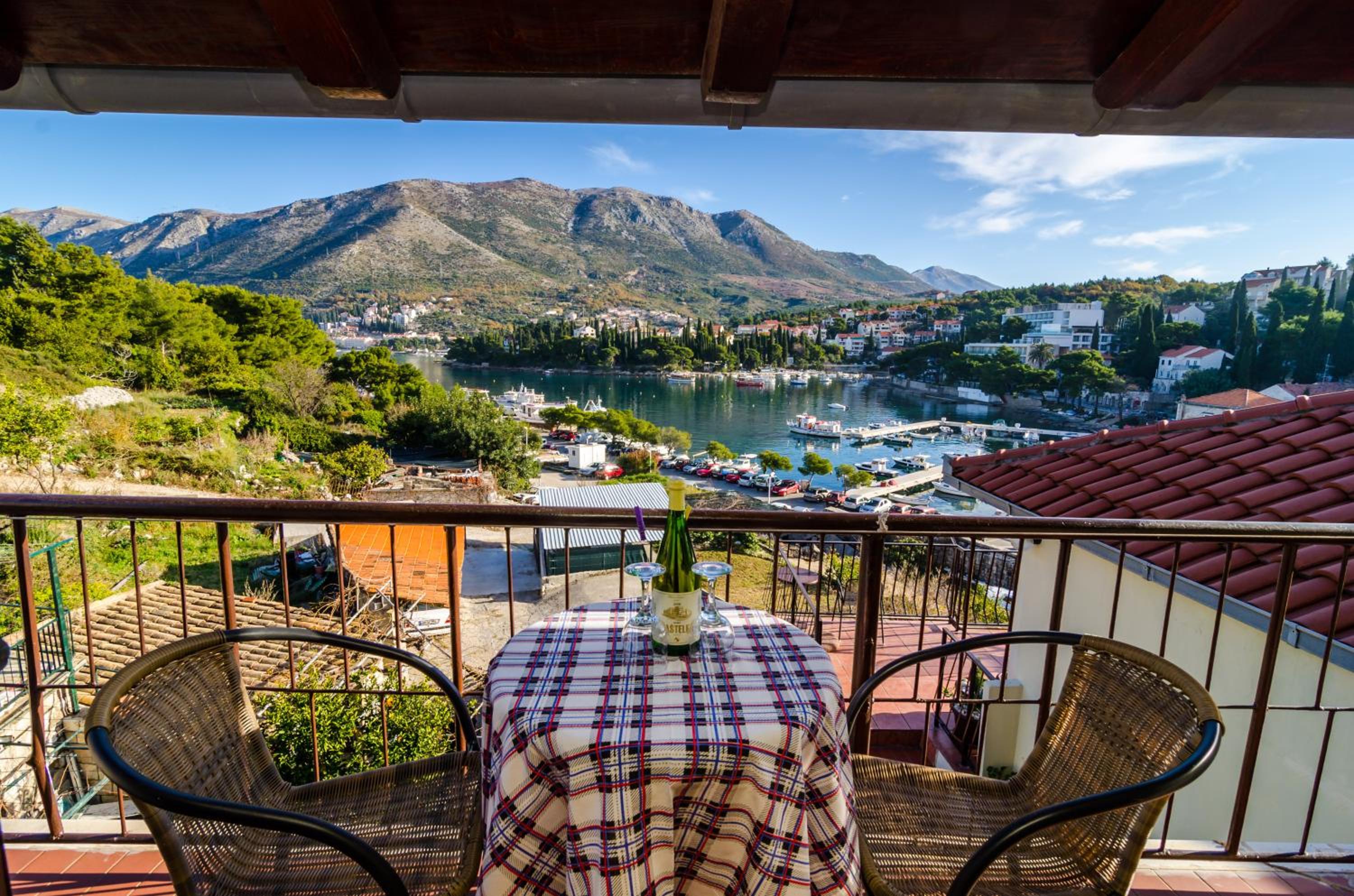 Apartments & Rooms Mihajica