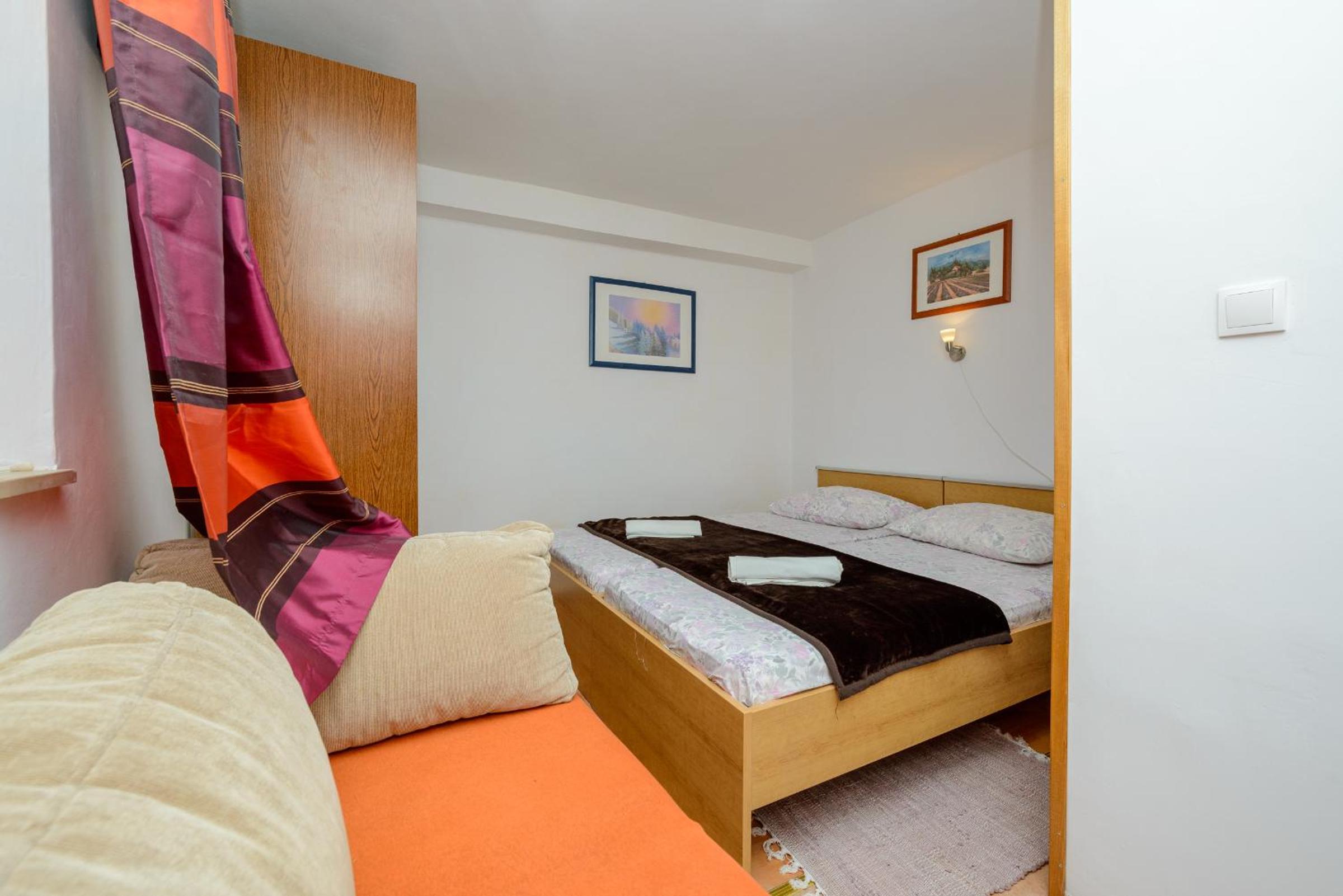 Apartments & Rooms Mihajica