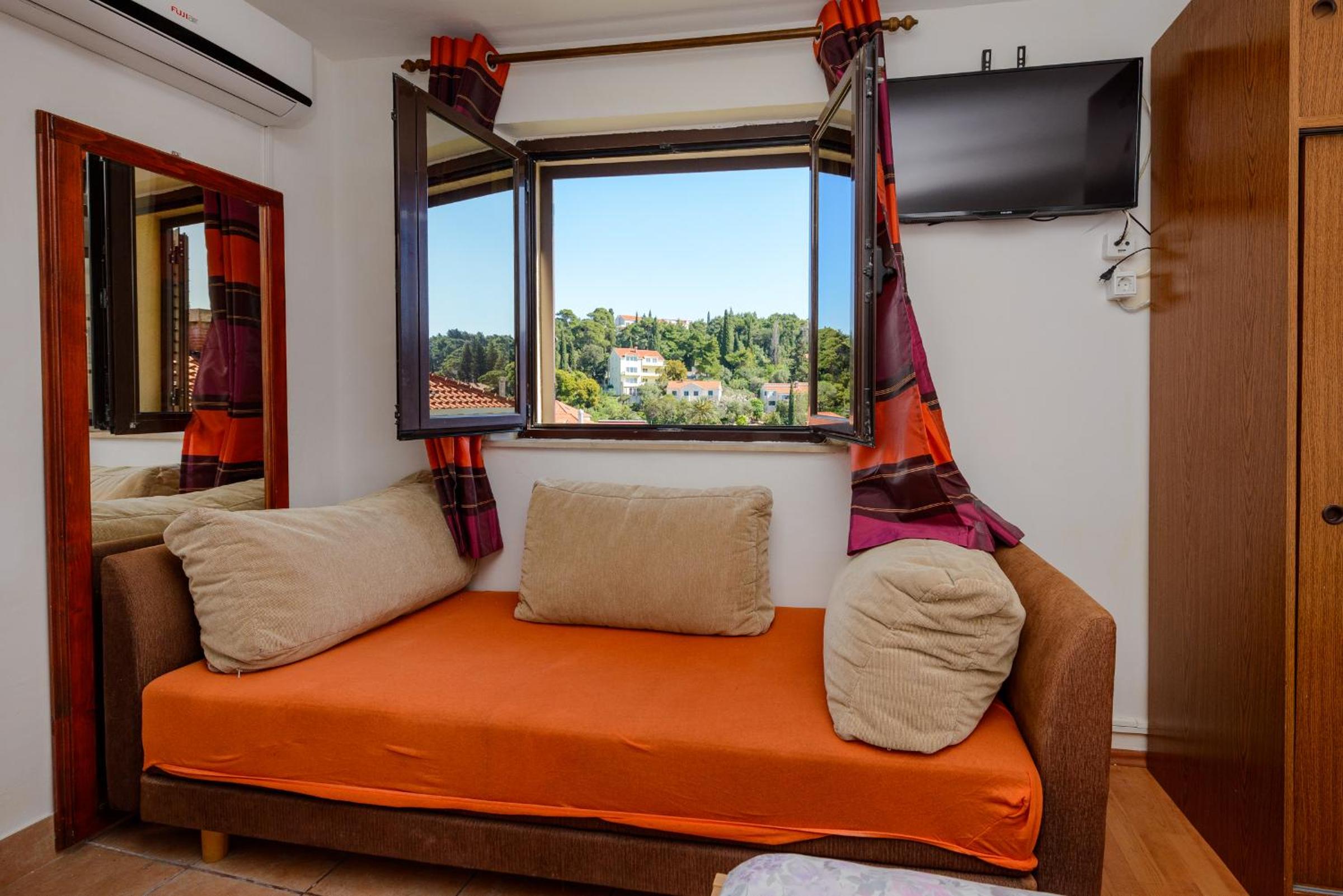 Apartments & Rooms Mihajica