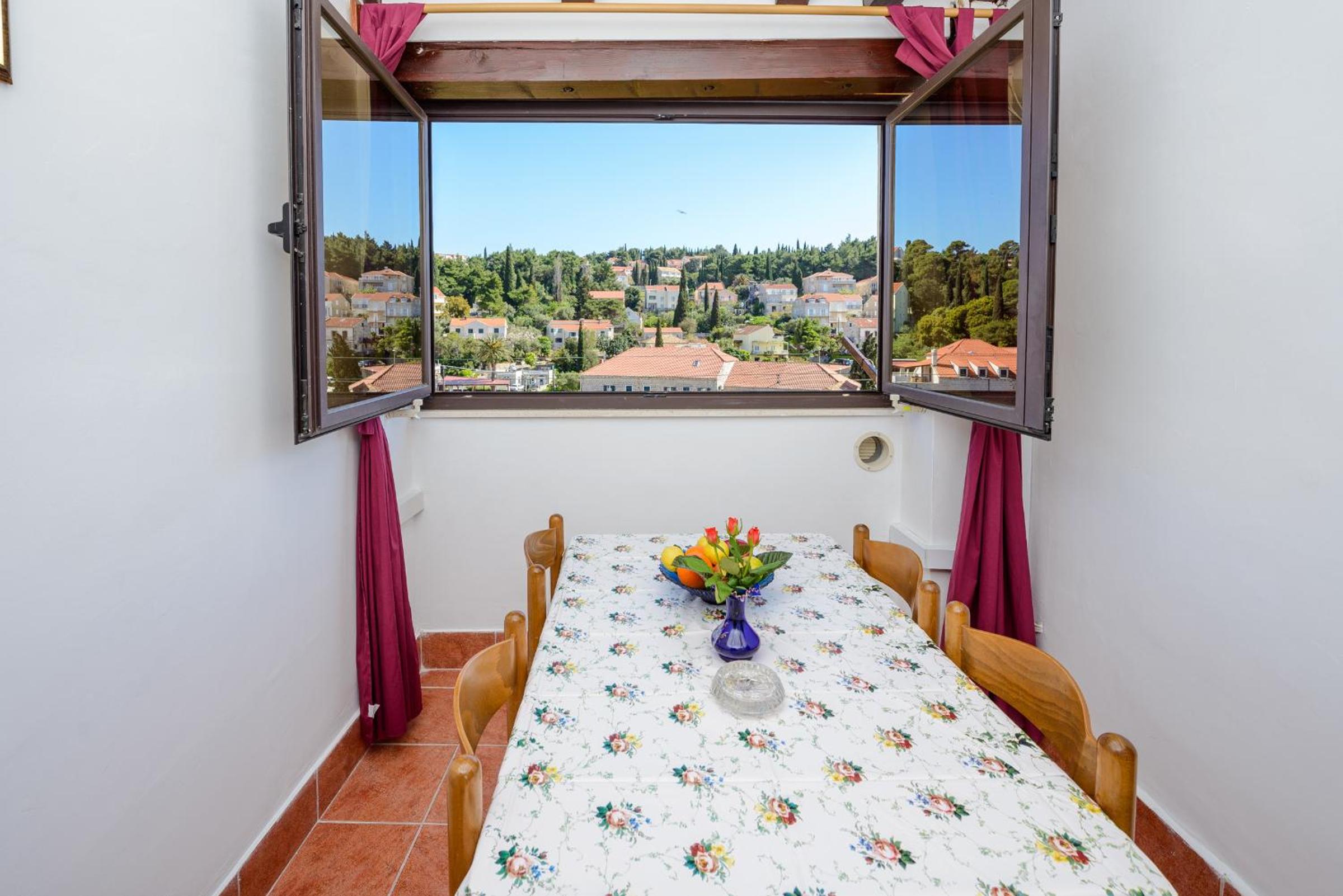 Apartments & Rooms Mihajica
