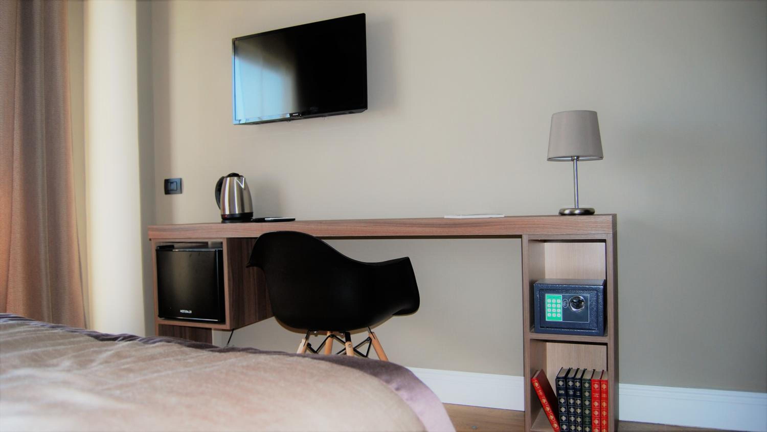 7th Floor Suite