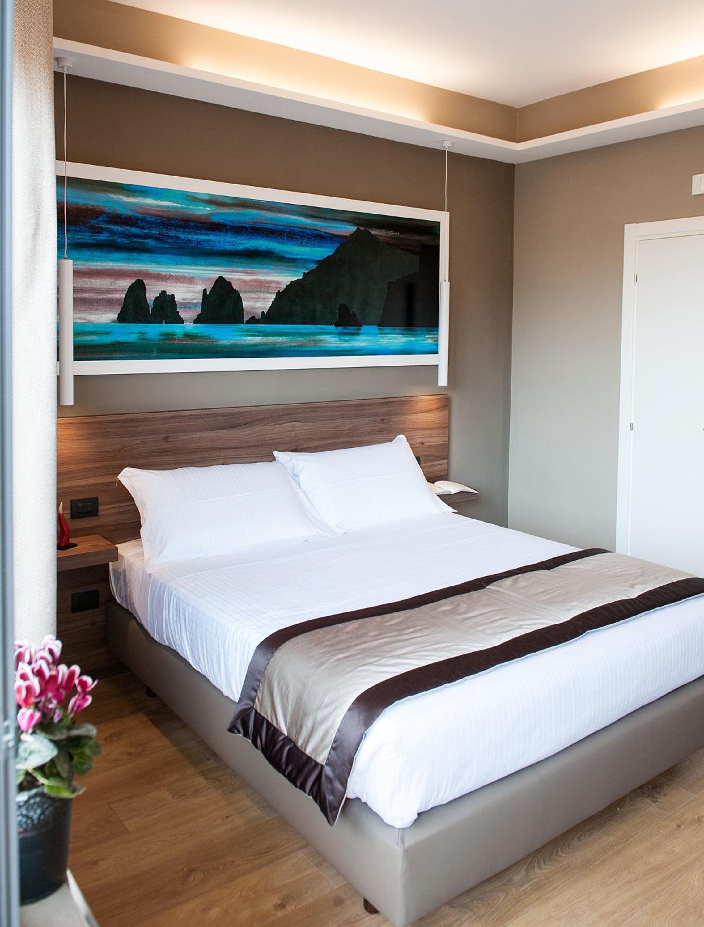 7th Floor Suite