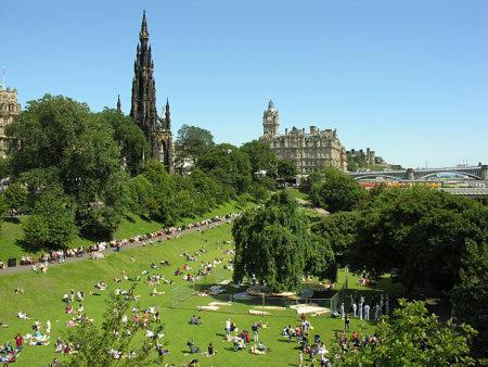 Heart Of Edinburgh City Flat