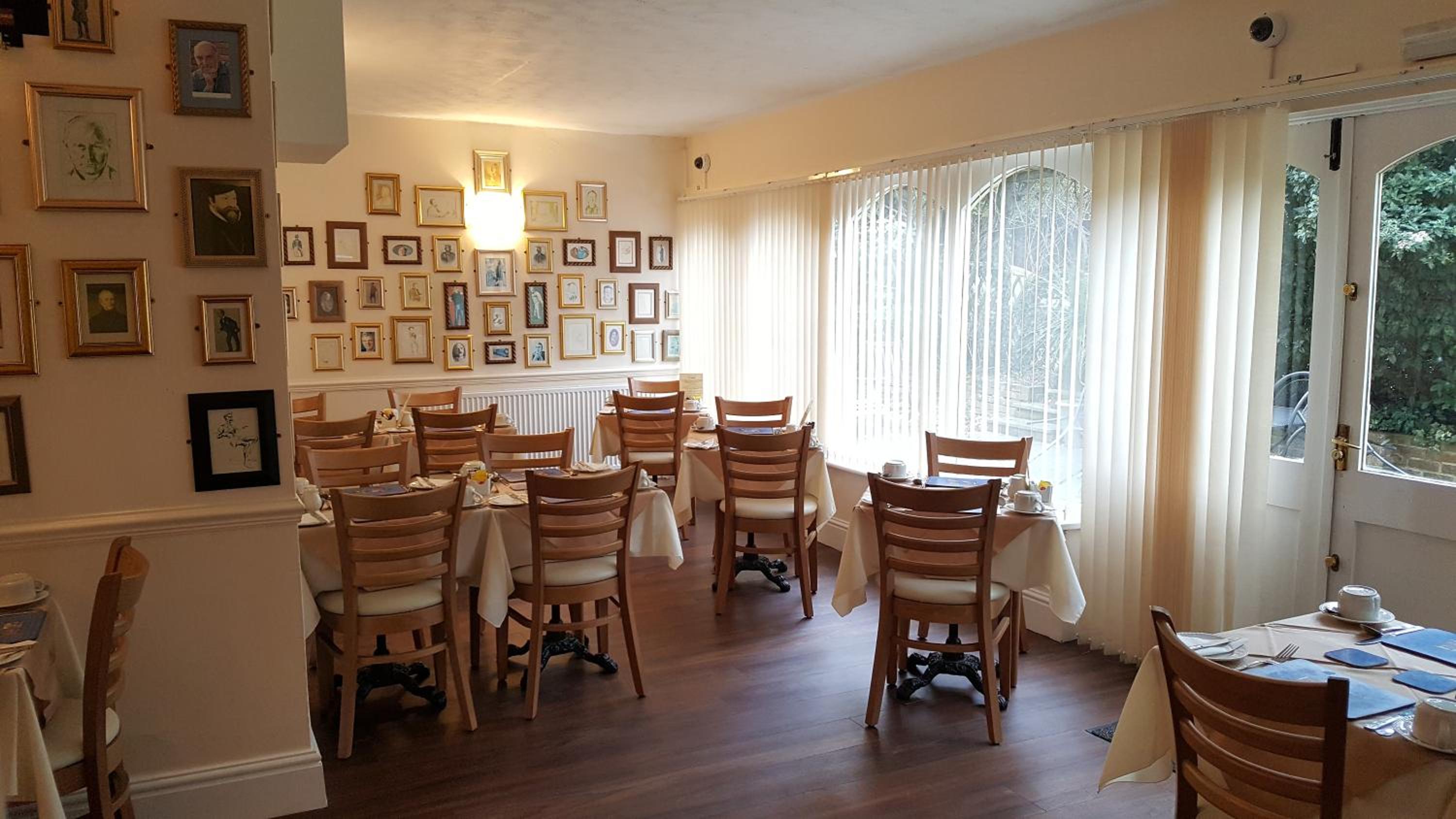 Gloucester Vacations - Edward Hotel - Property Image 3