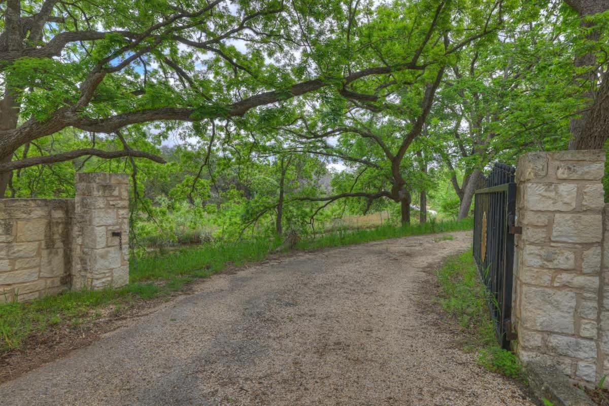 Serene Creek Front Home with Games+Grill!
