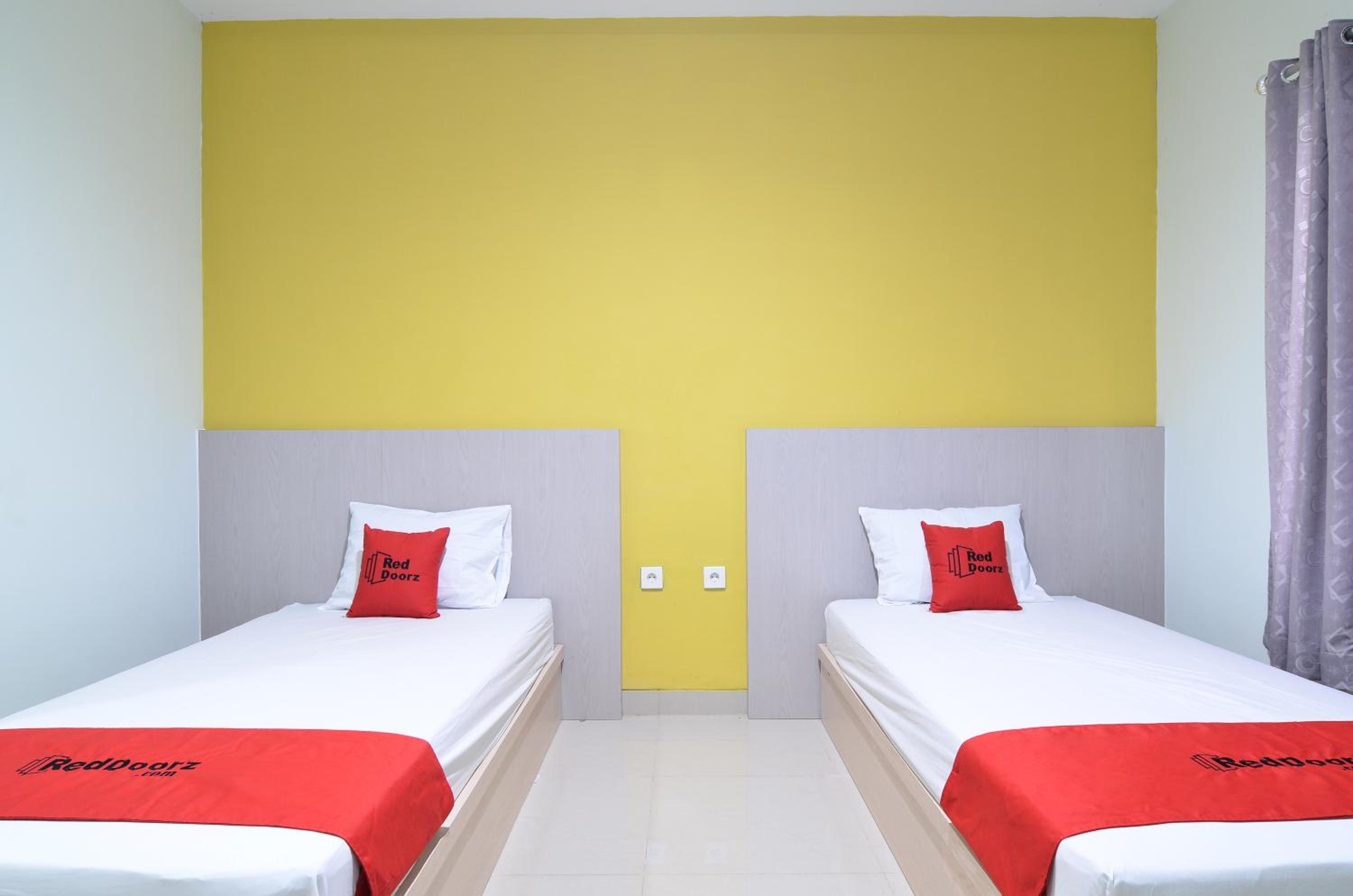 RedDoorz near Museum Keraton Surakarta
