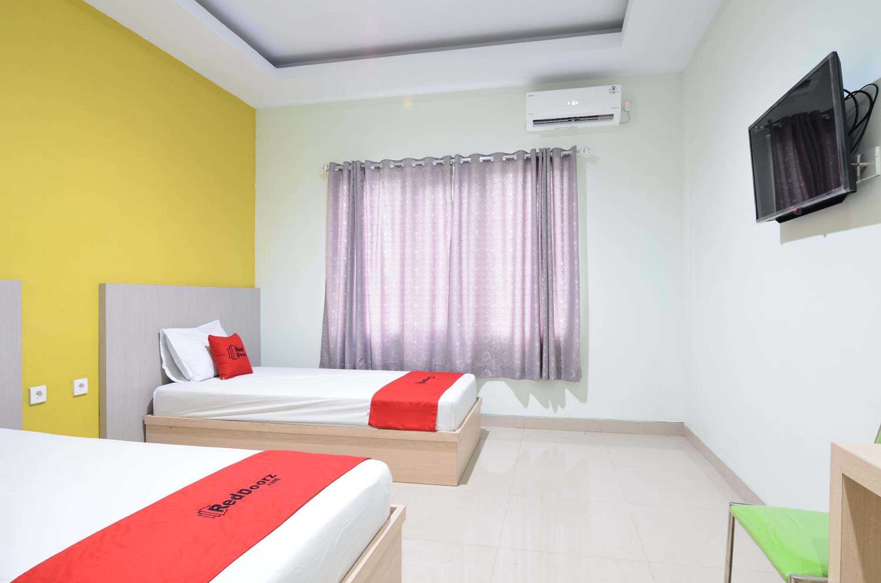 RedDoorz near Museum Keraton Surakarta