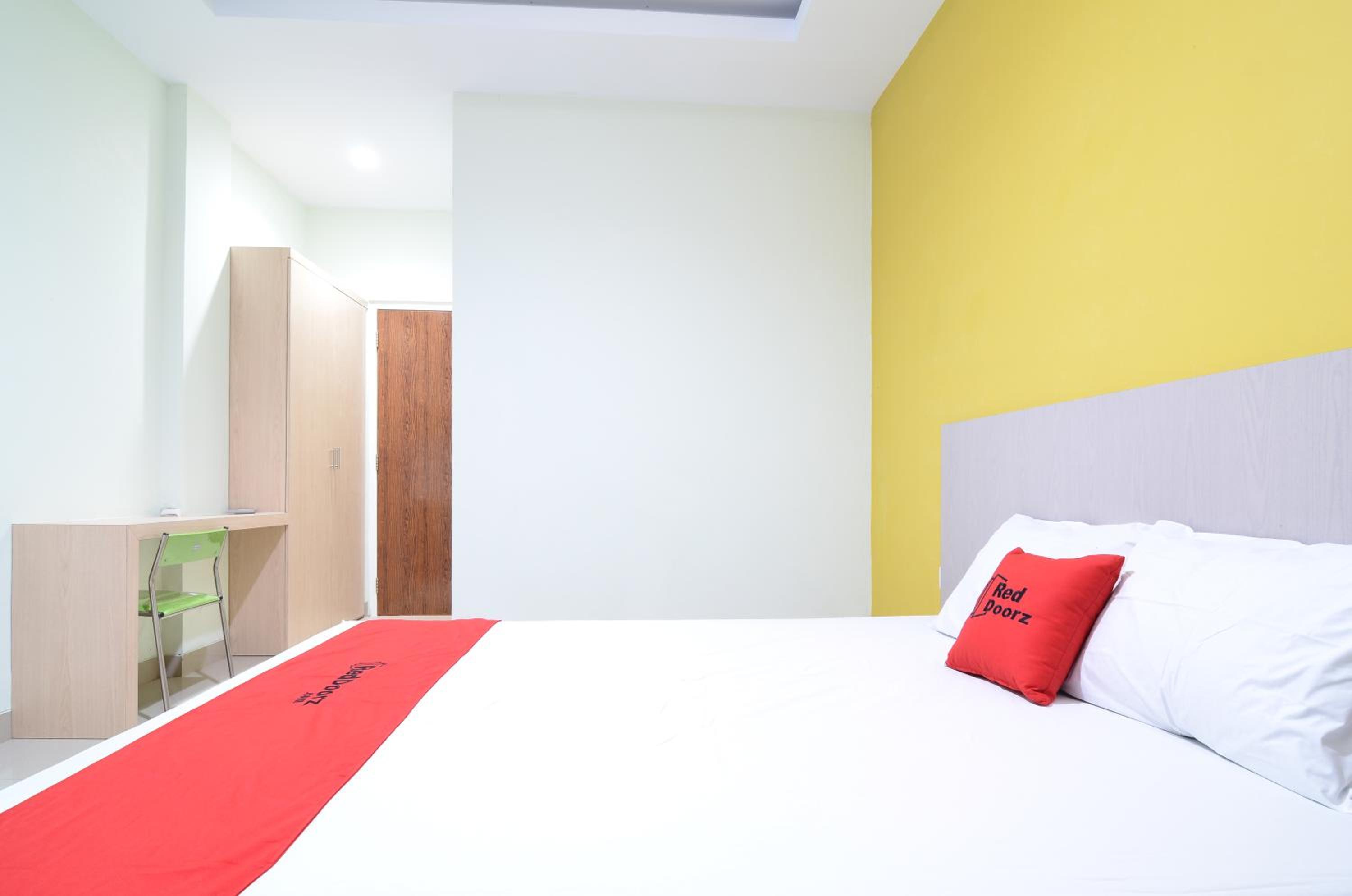 RedDoorz near Museum Keraton Surakarta