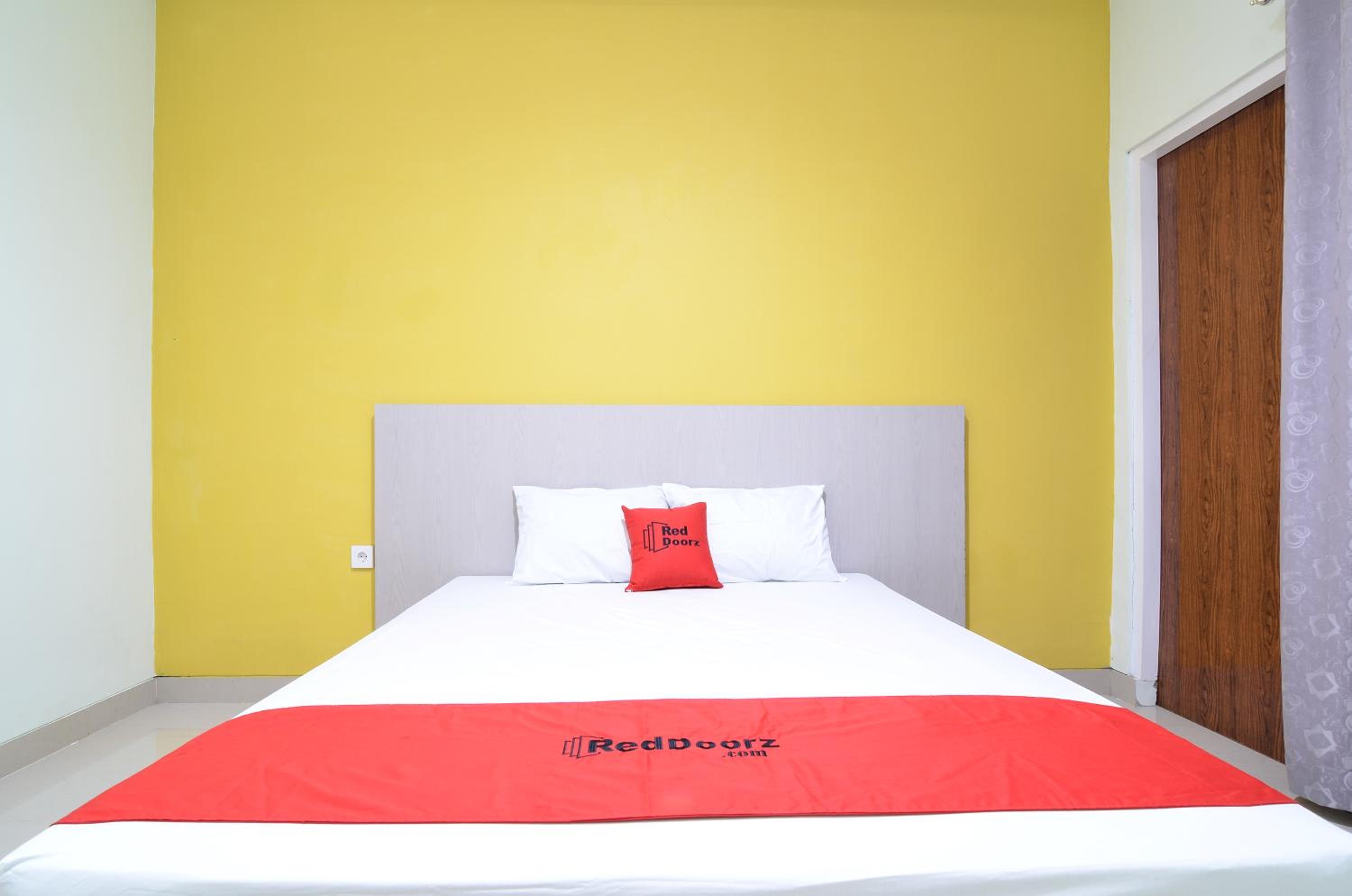 RedDoorz near Museum Keraton Surakarta