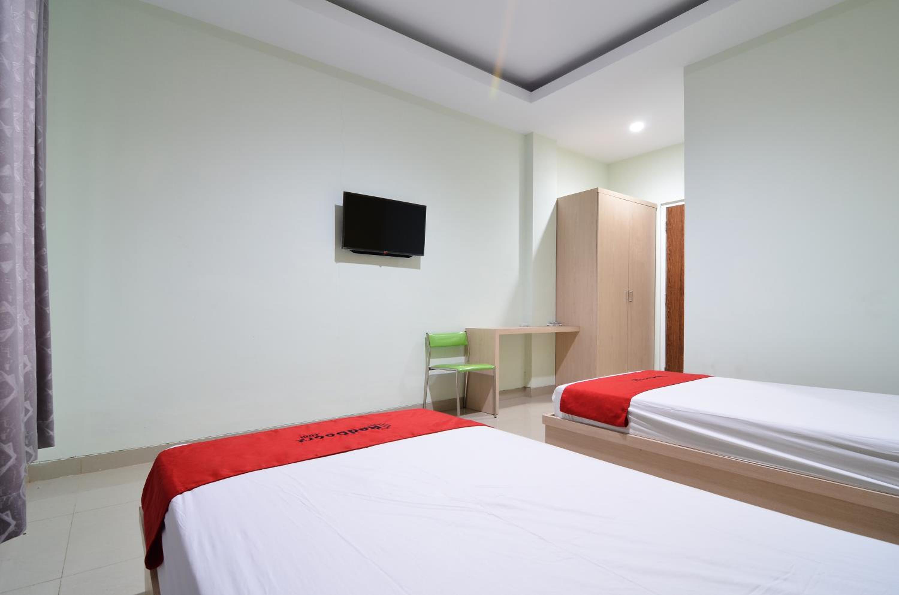 RedDoorz near Museum Keraton Surakarta