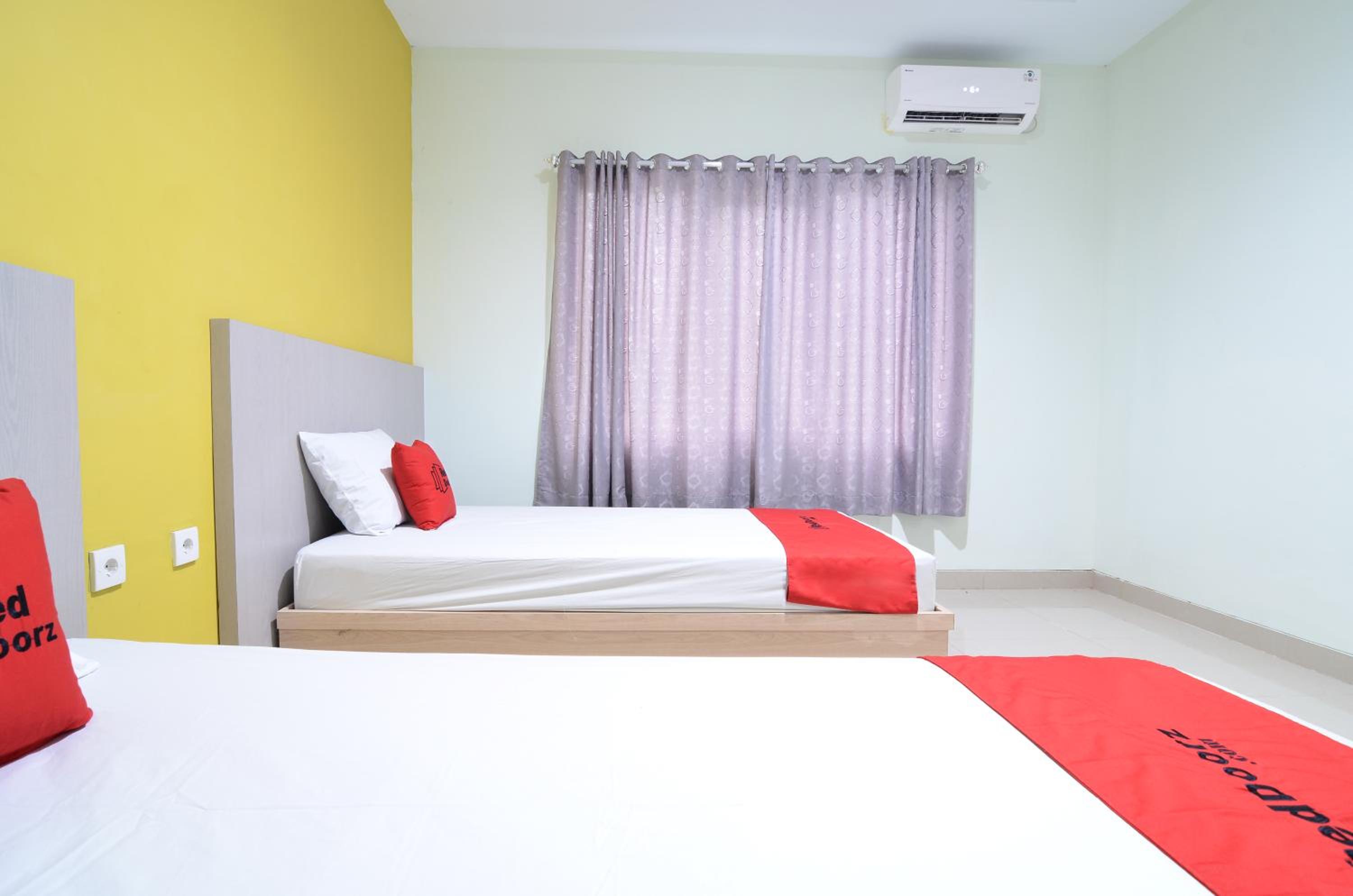 RedDoorz near Museum Keraton Surakarta
