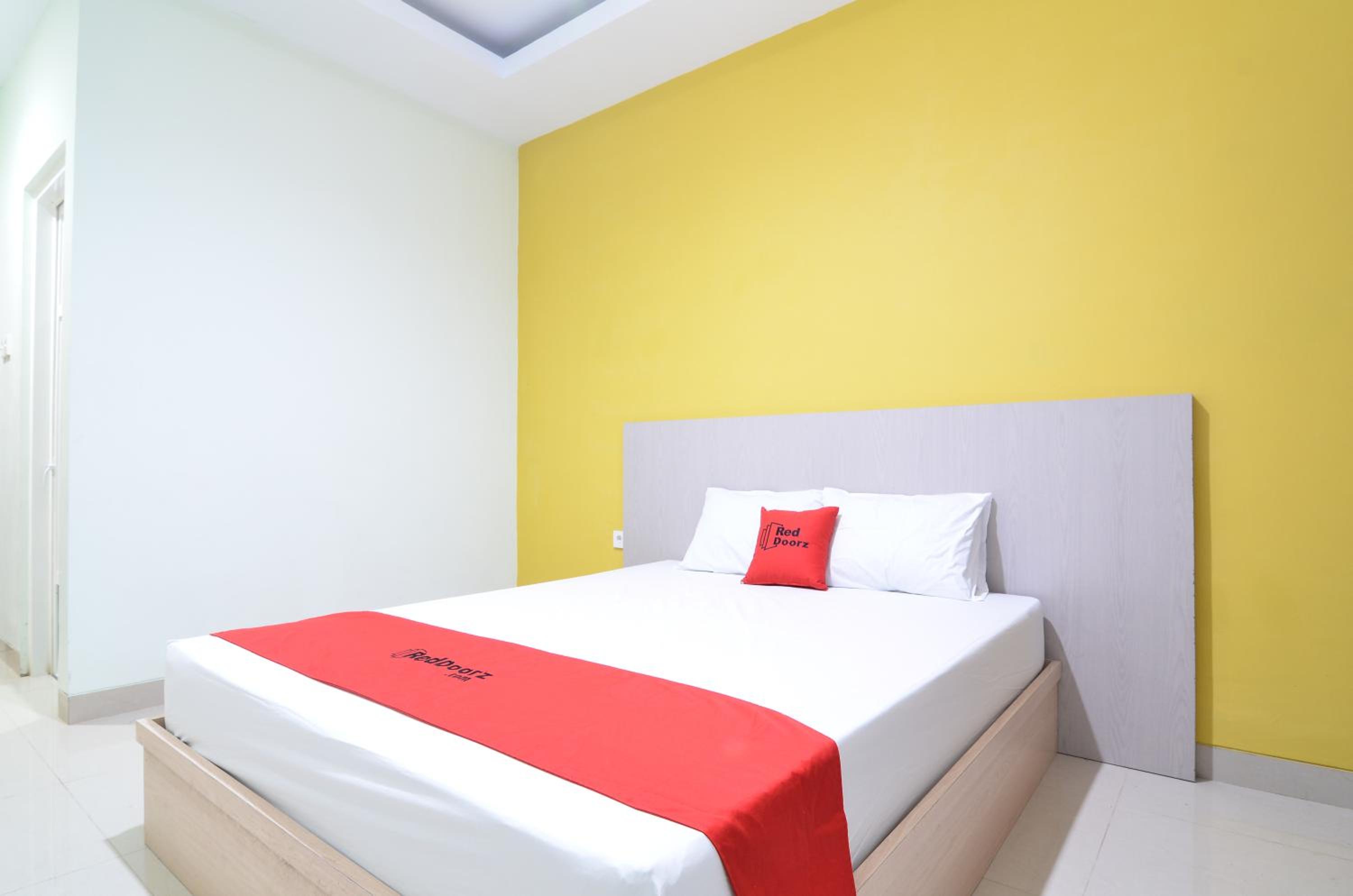 RedDoorz near Museum Keraton Surakarta