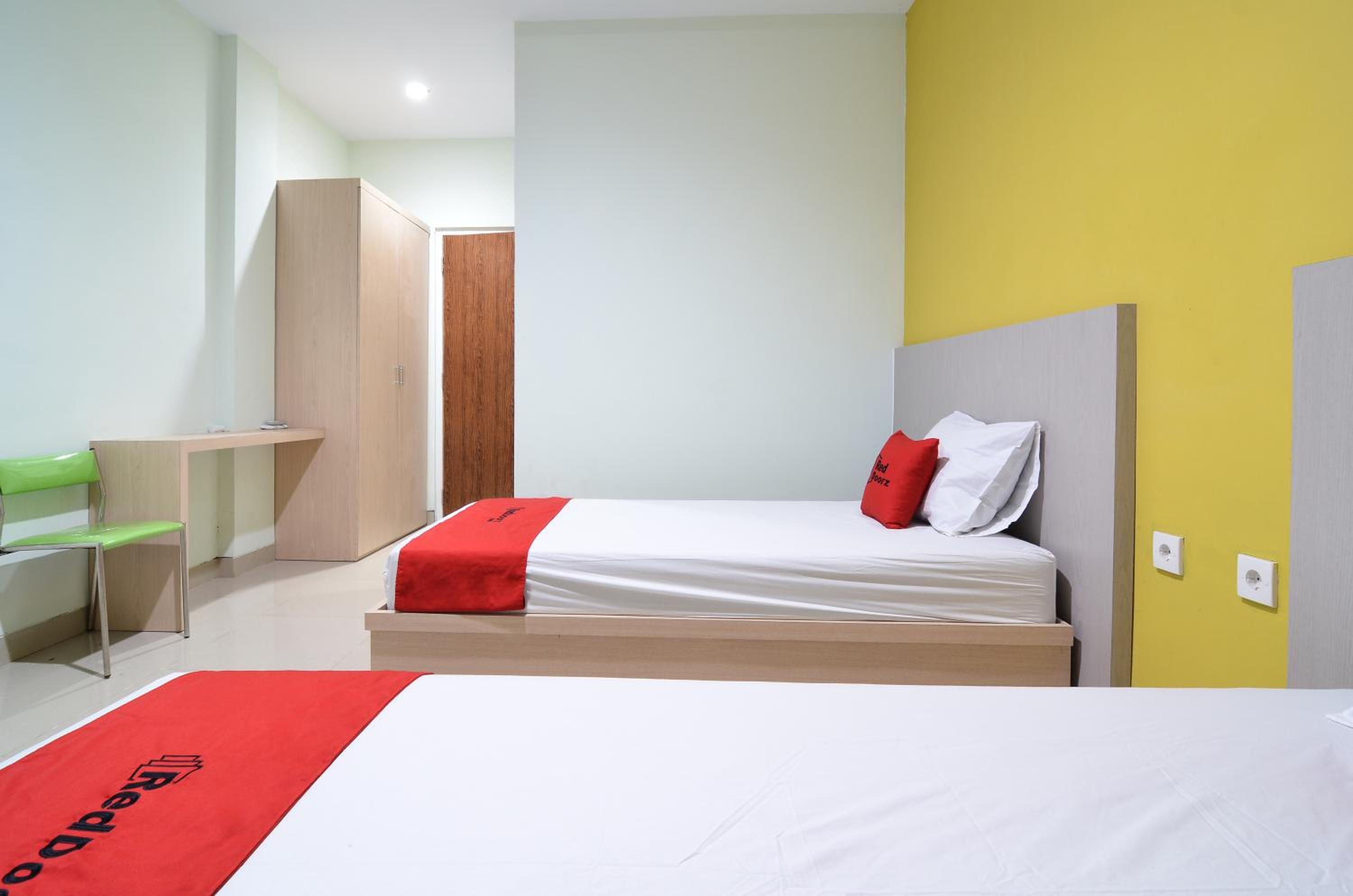 RedDoorz near Museum Keraton Surakarta