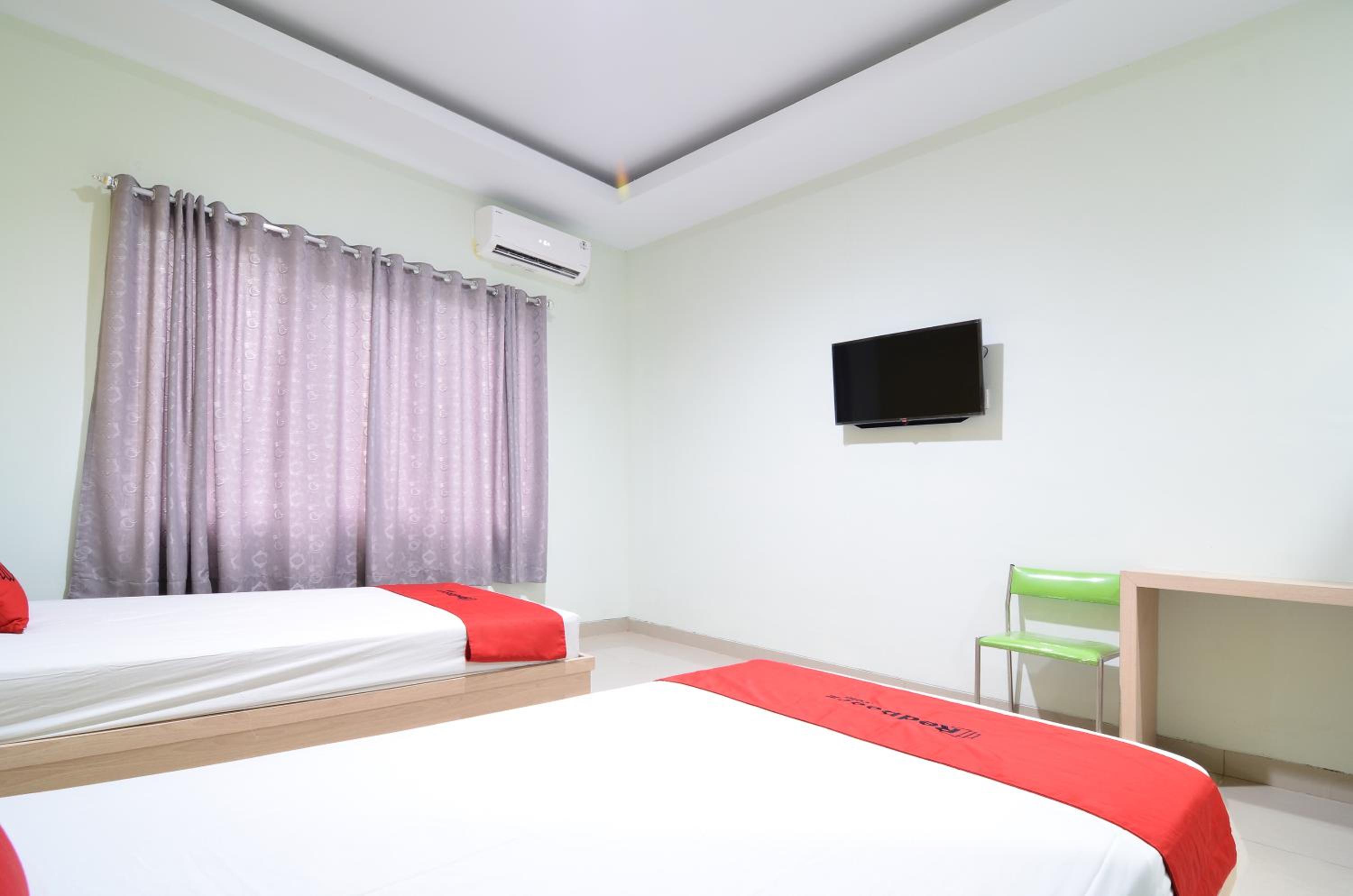 RedDoorz near Museum Keraton Surakarta