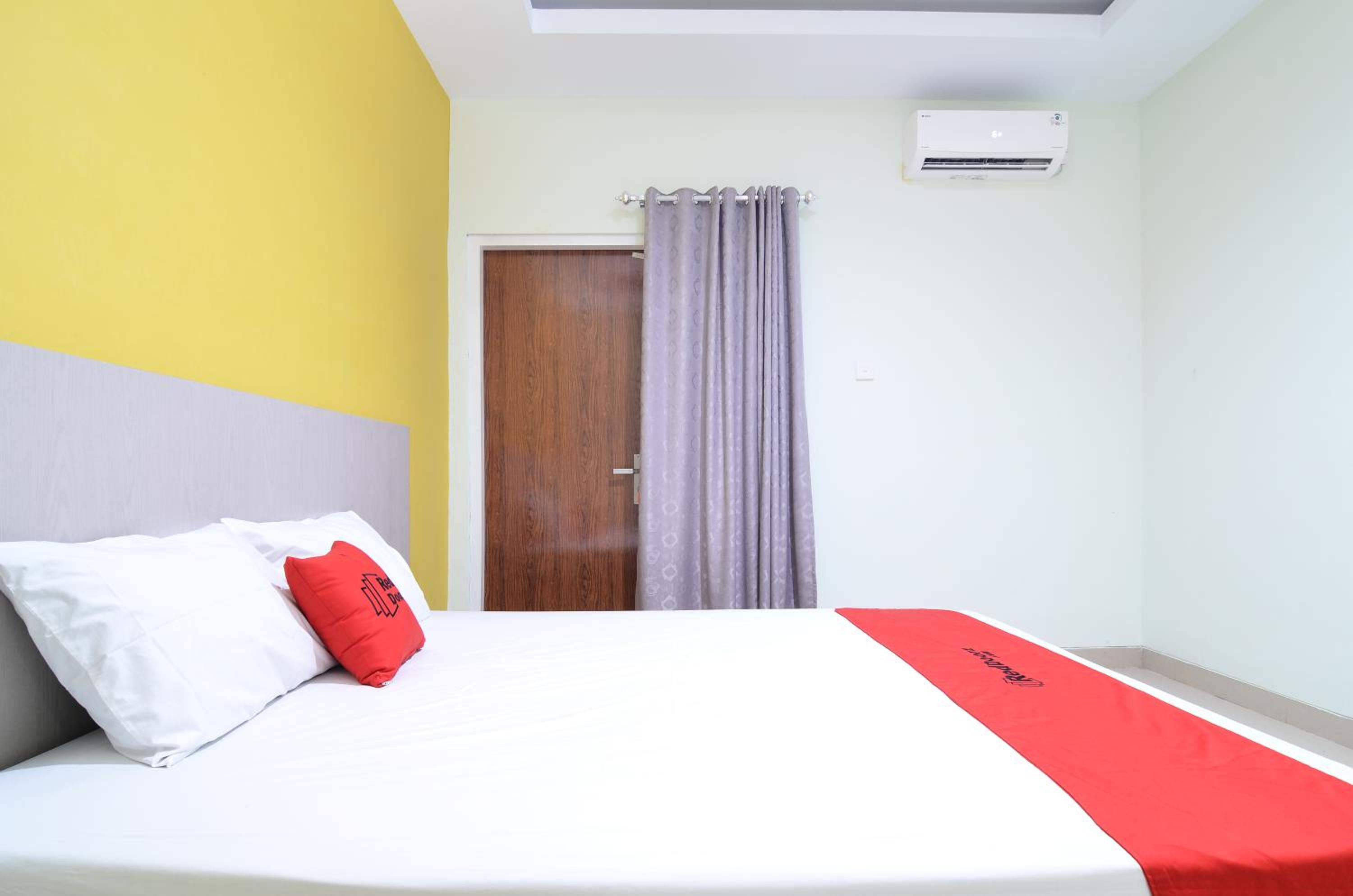 RedDoorz near Museum Keraton Surakarta