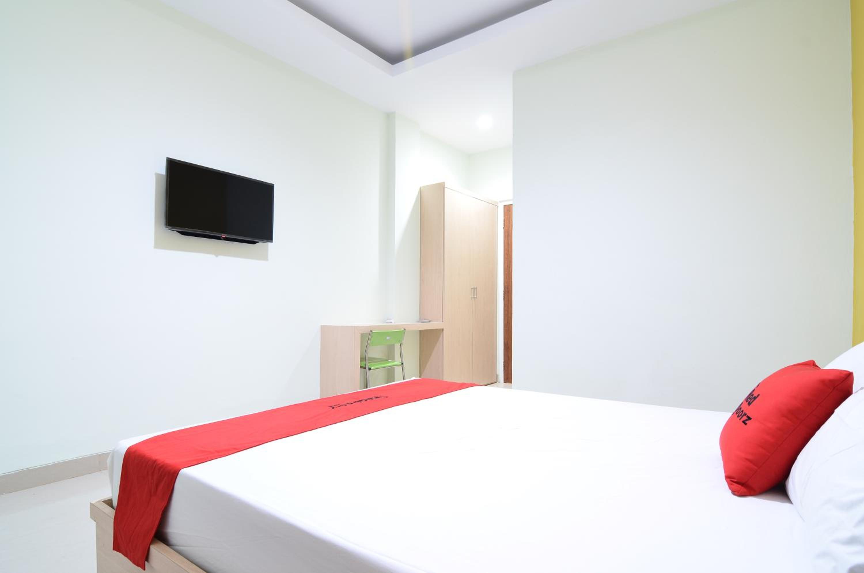 RedDoorz near Museum Keraton Surakarta