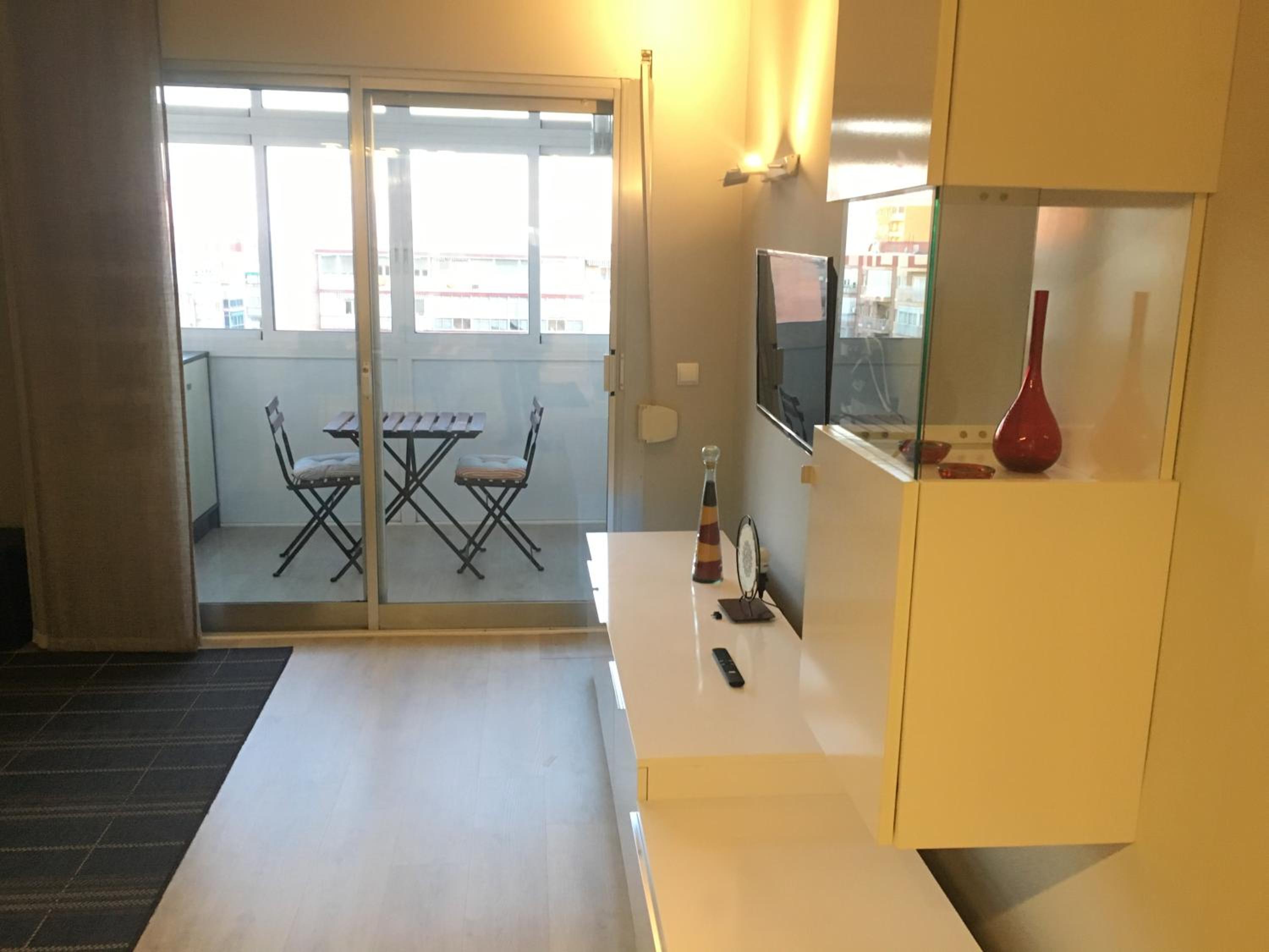 Apartamento Plaza de Castilla II - Urbano con Estilo y Funcional