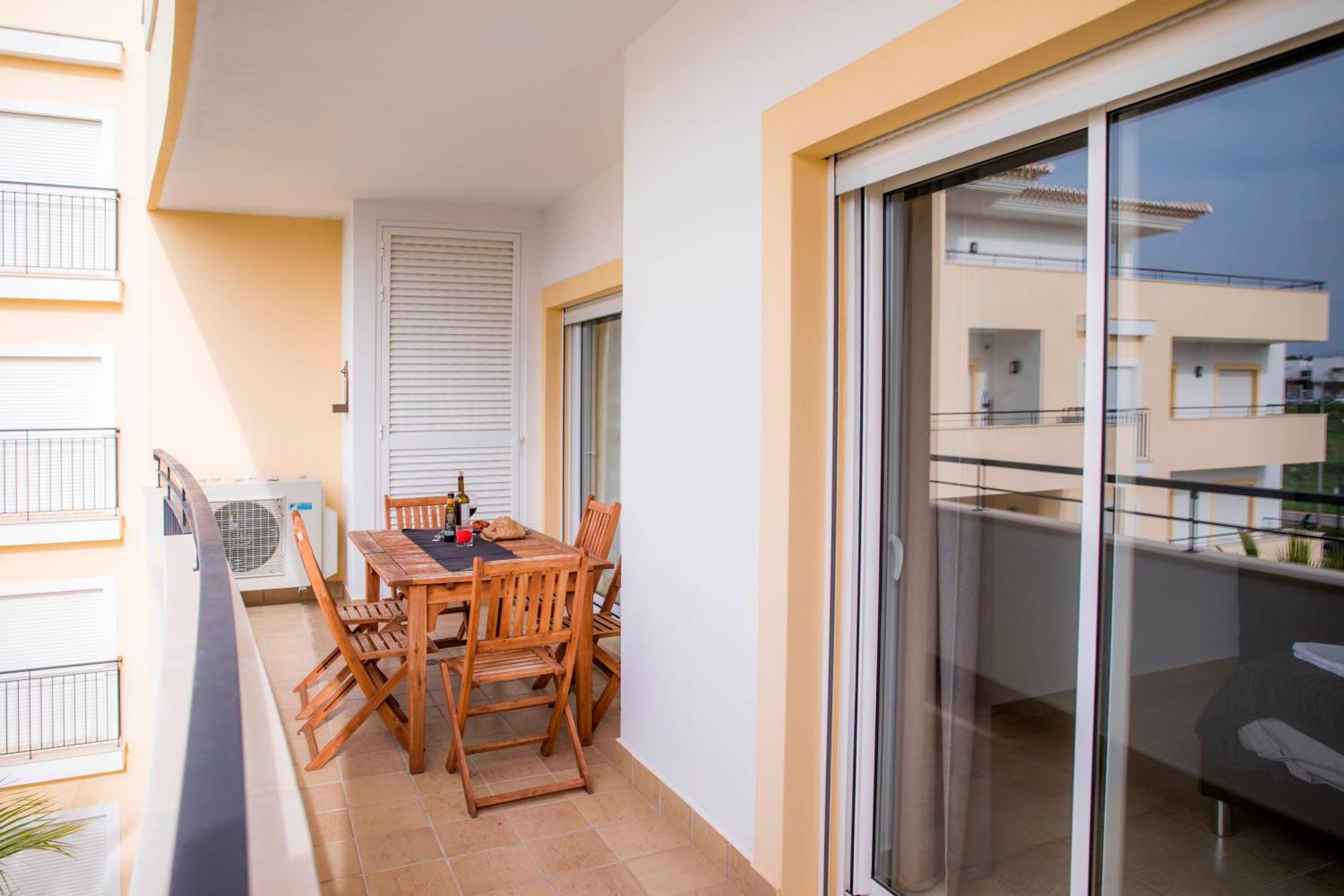 C02 - Luxury 3 Bed With Pool View