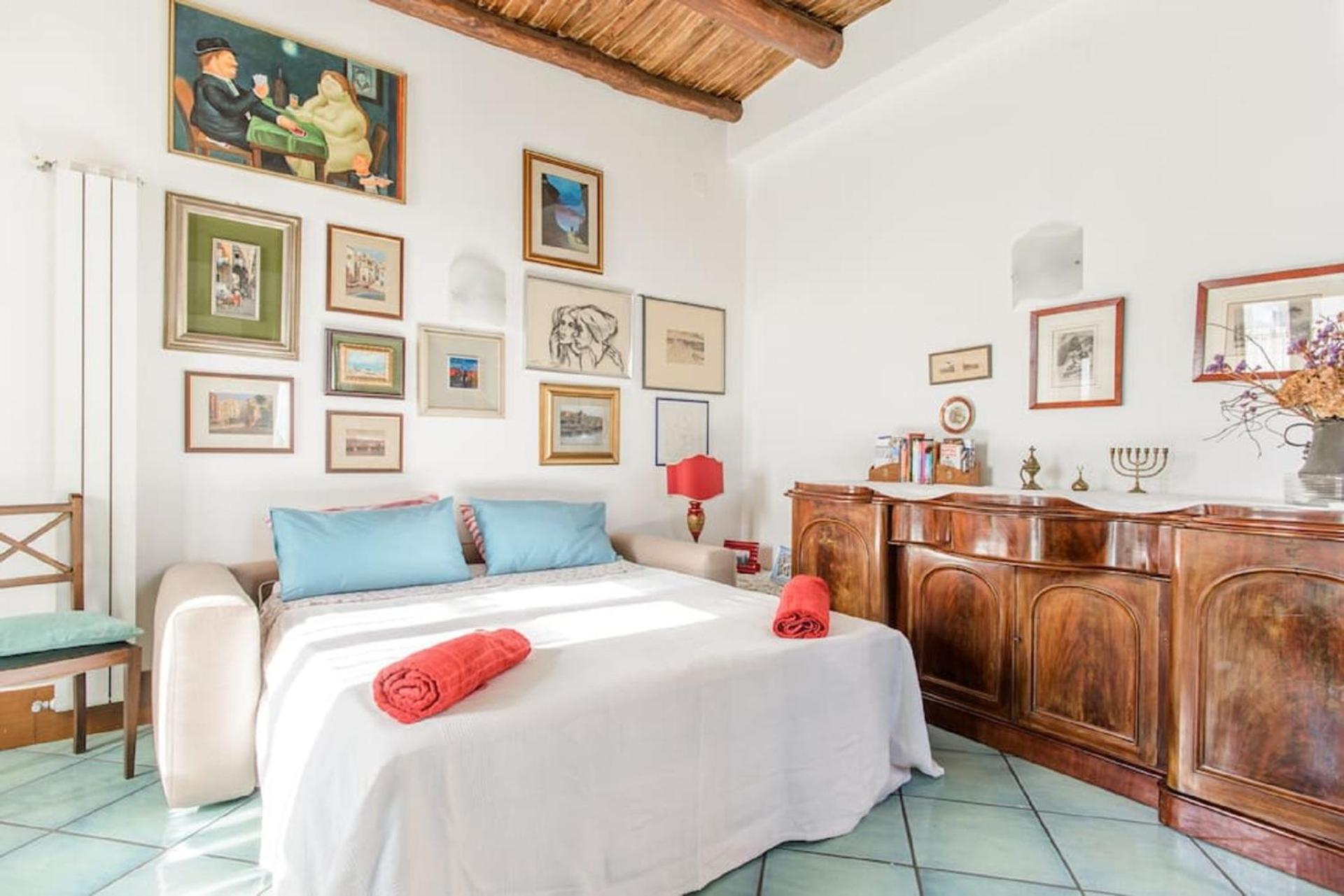 Naples Center Apartment photo 2