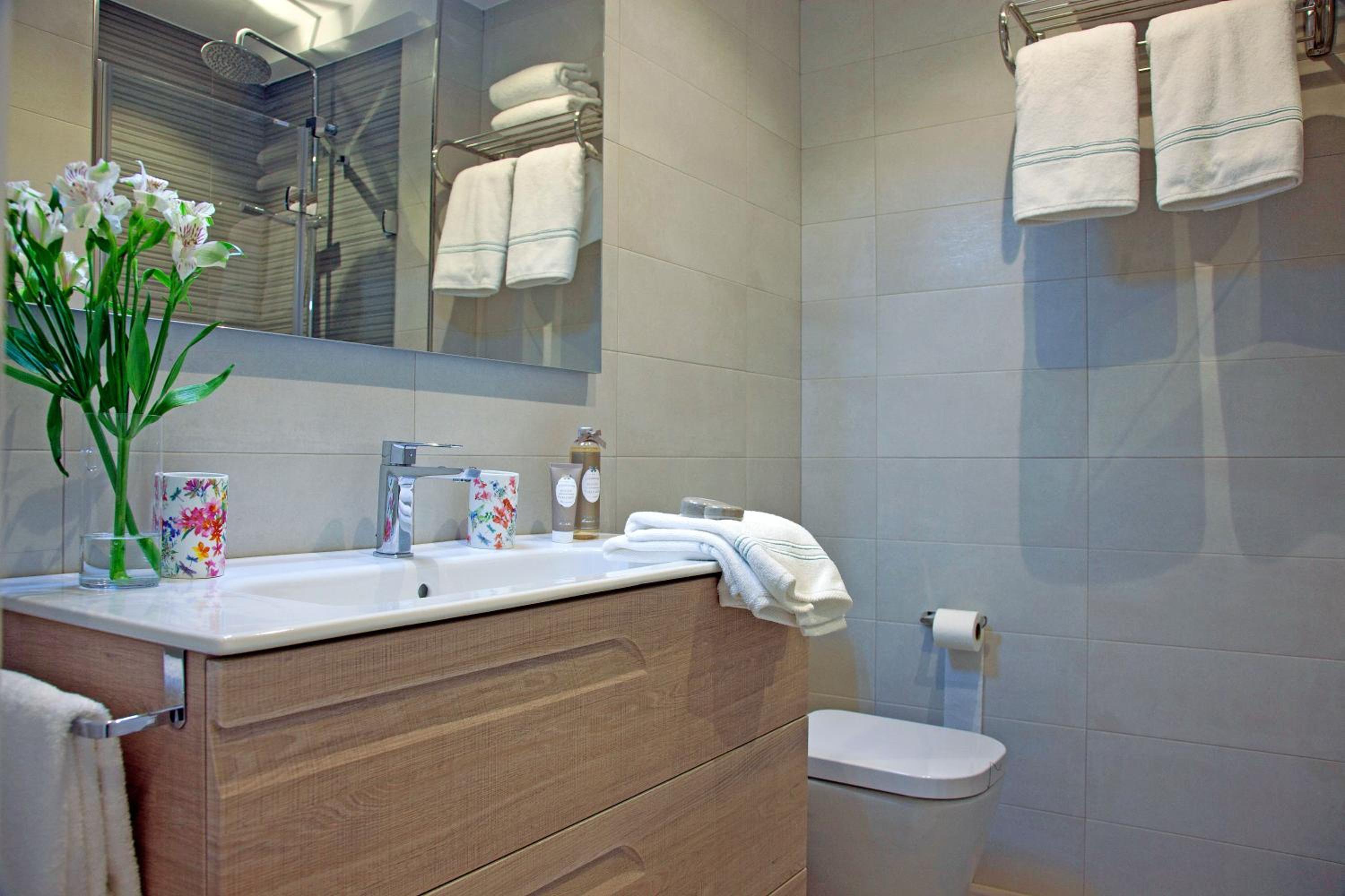 Feelathome Madrid Suites Apartments