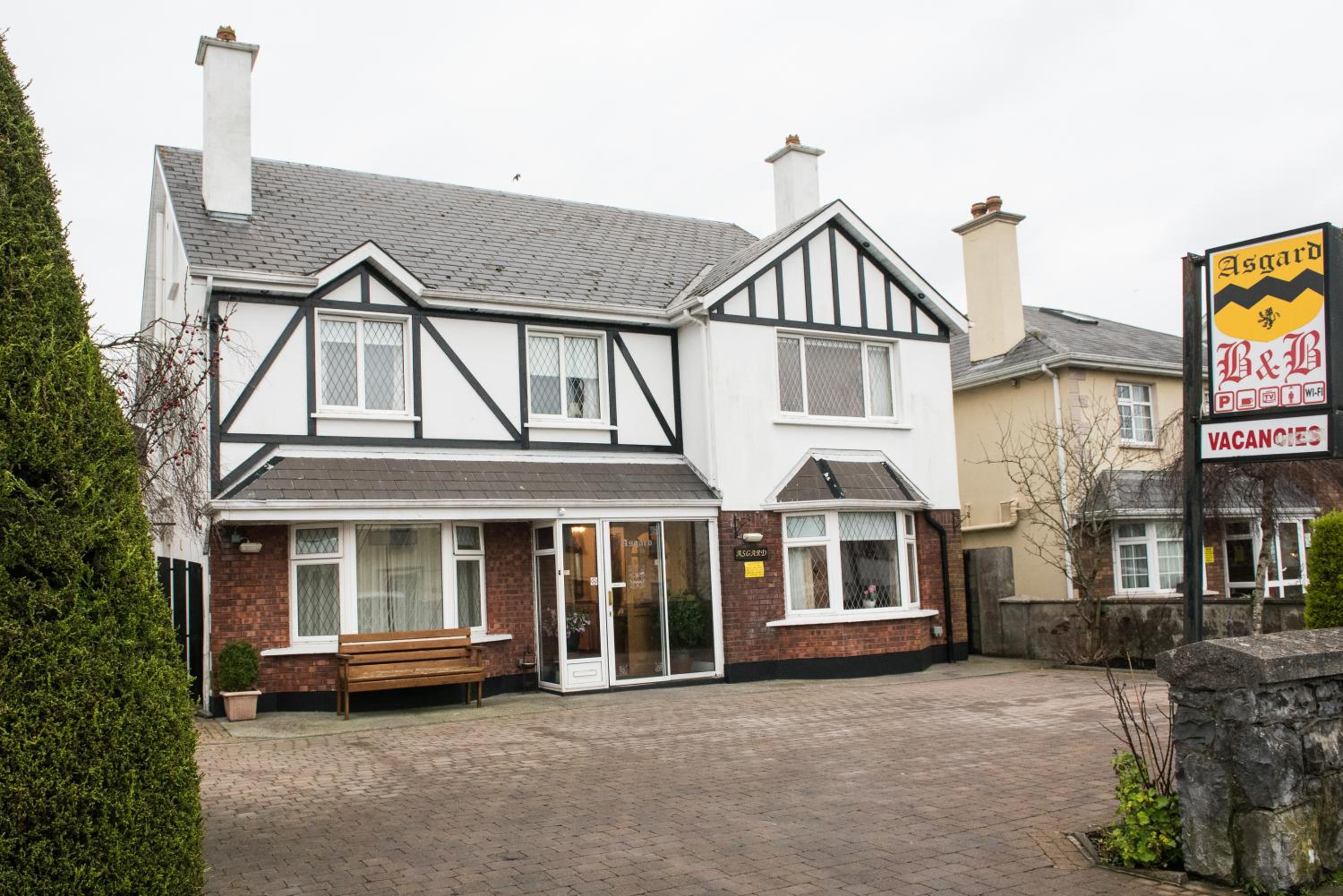 Hotel Asgard Guest House - Image 1