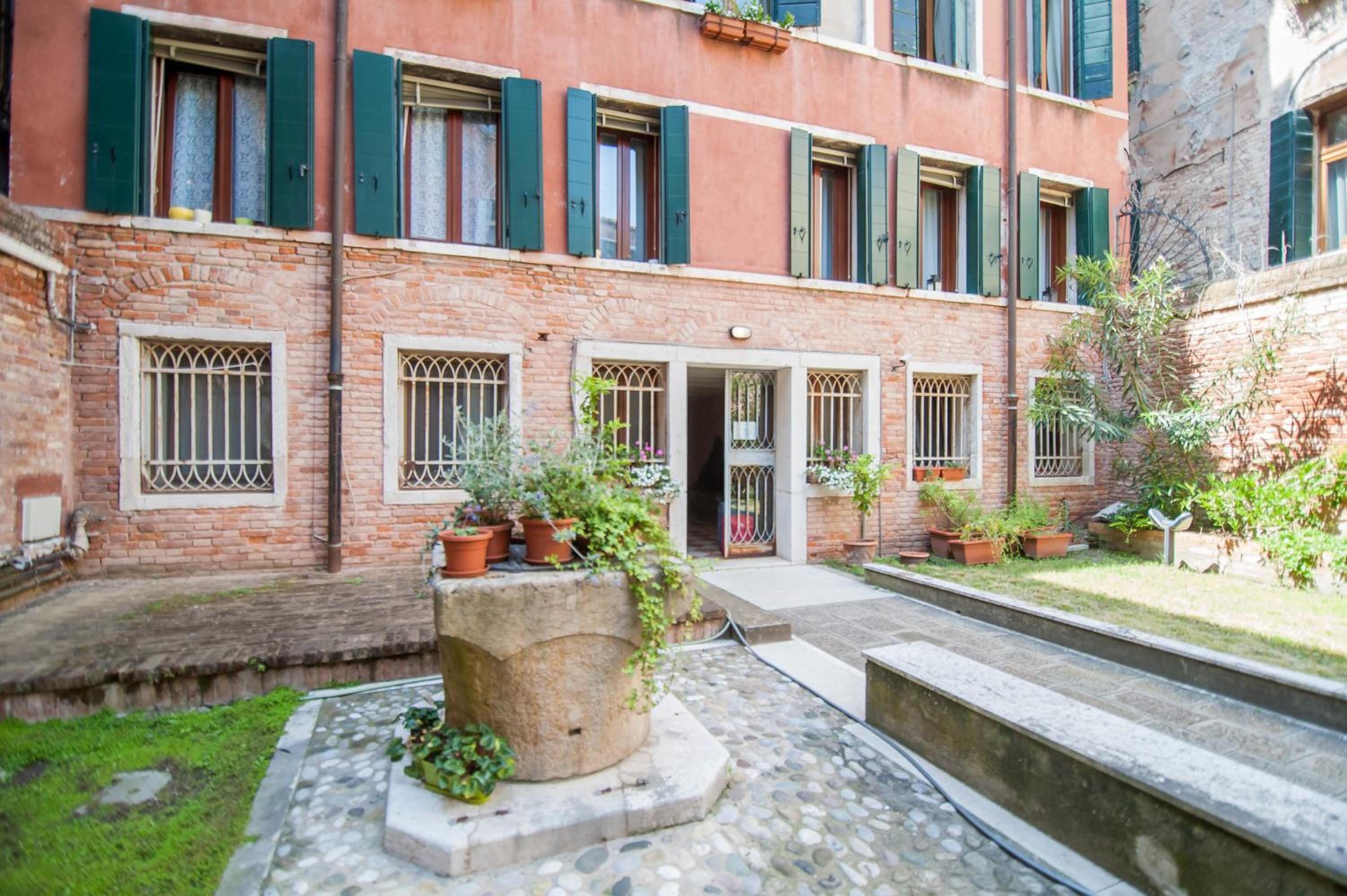 Venice and Venice Apartments - private rooms in shared apartment