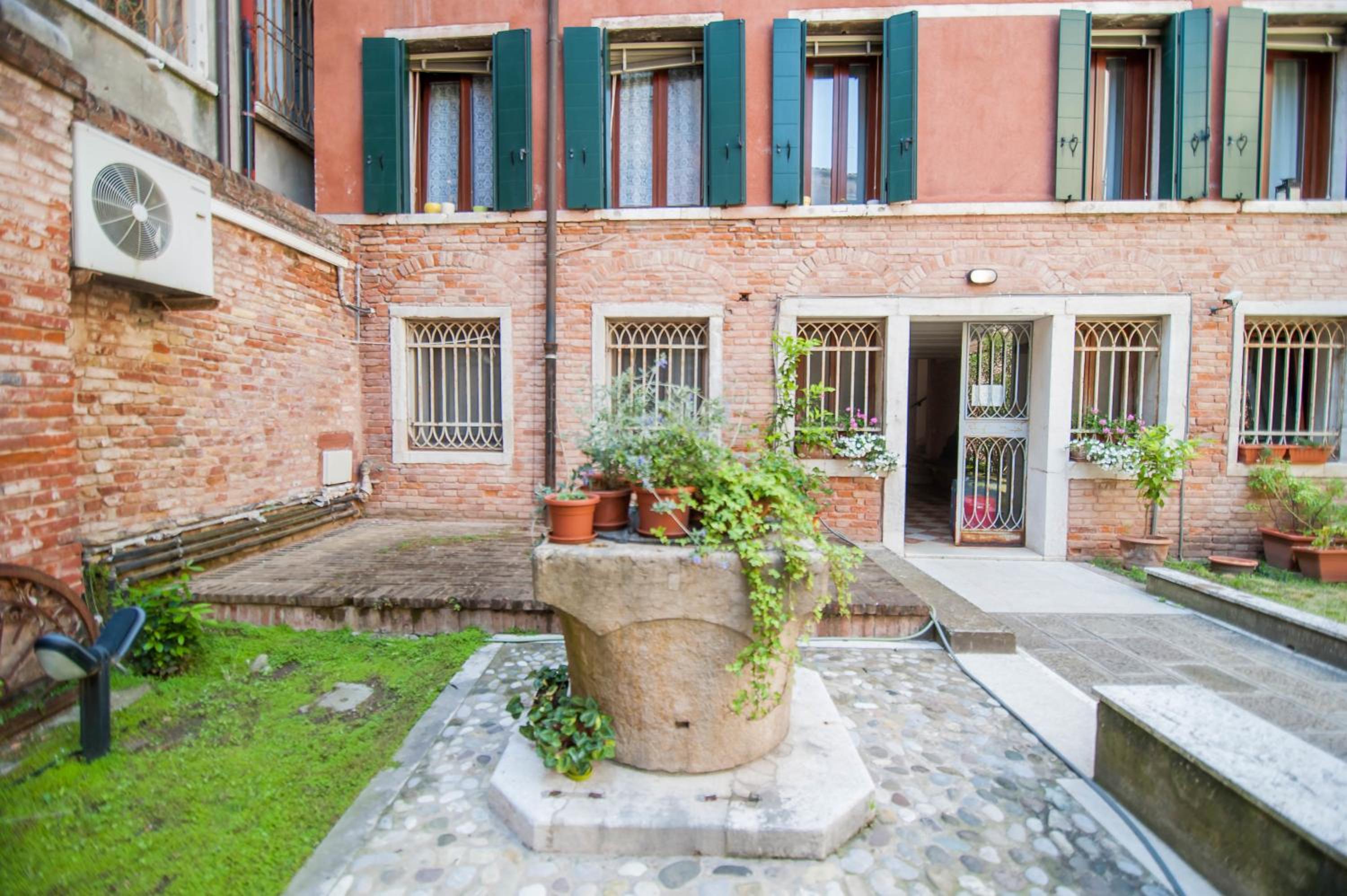 Venice and Venice Apartments - private rooms in shared apartment