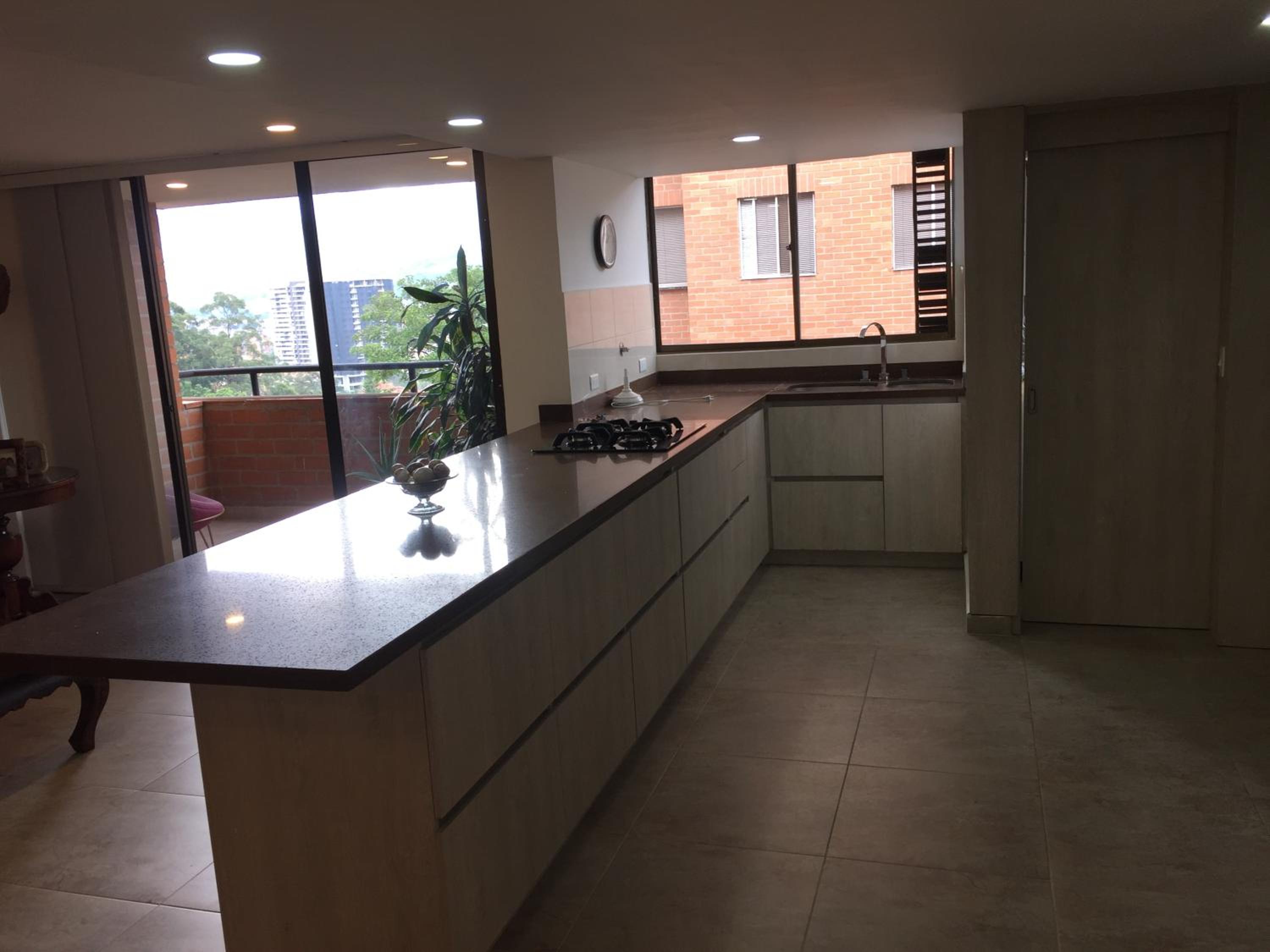 Apartamento cómodo , grande en Poblado Medellín