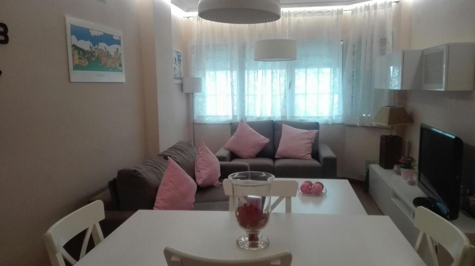 Hotel Apartamentos Sueño Nevado con Piscina a pie de Telesilla - Image 1