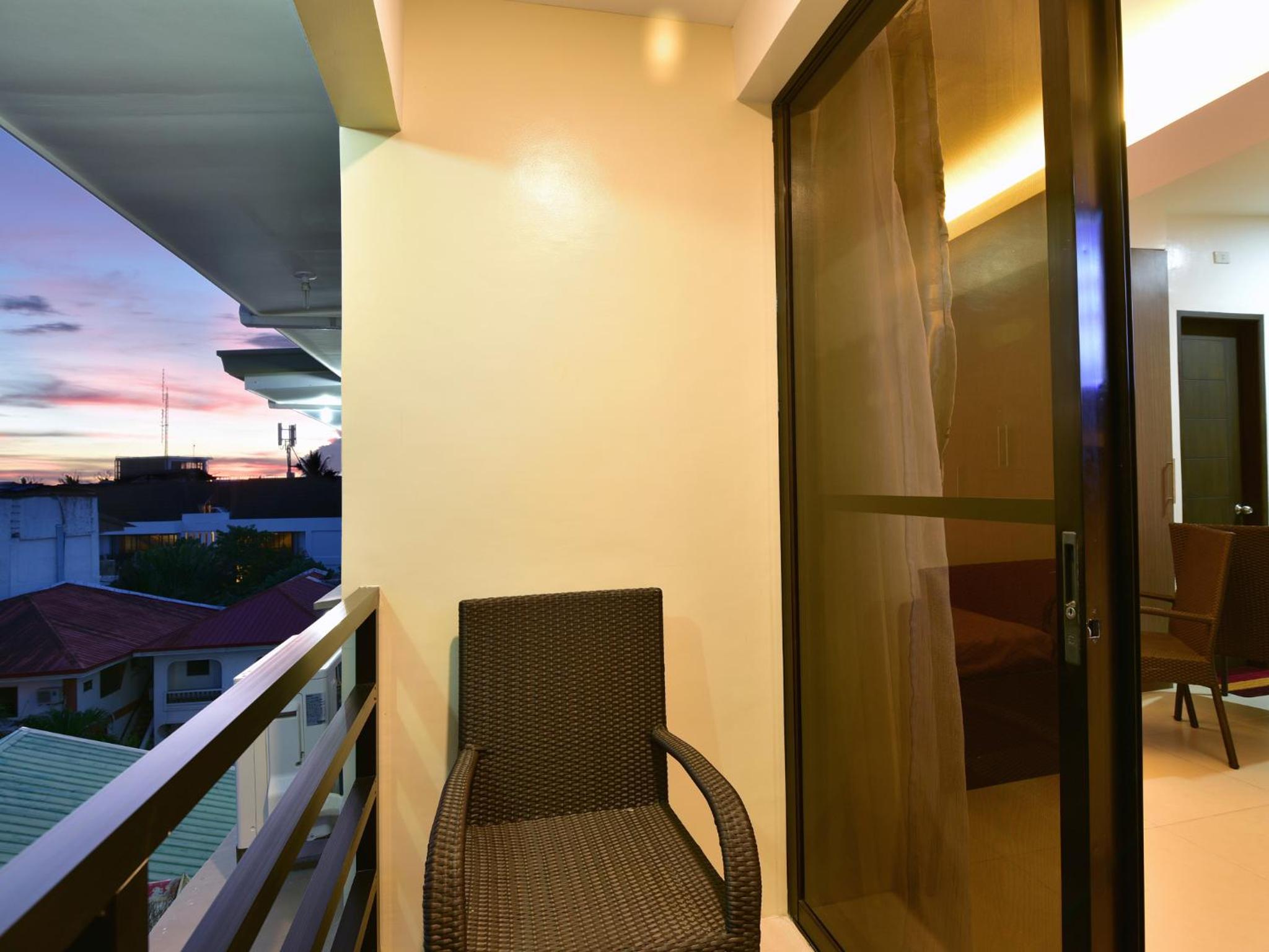 Anahaw Apartments Whitebeach
