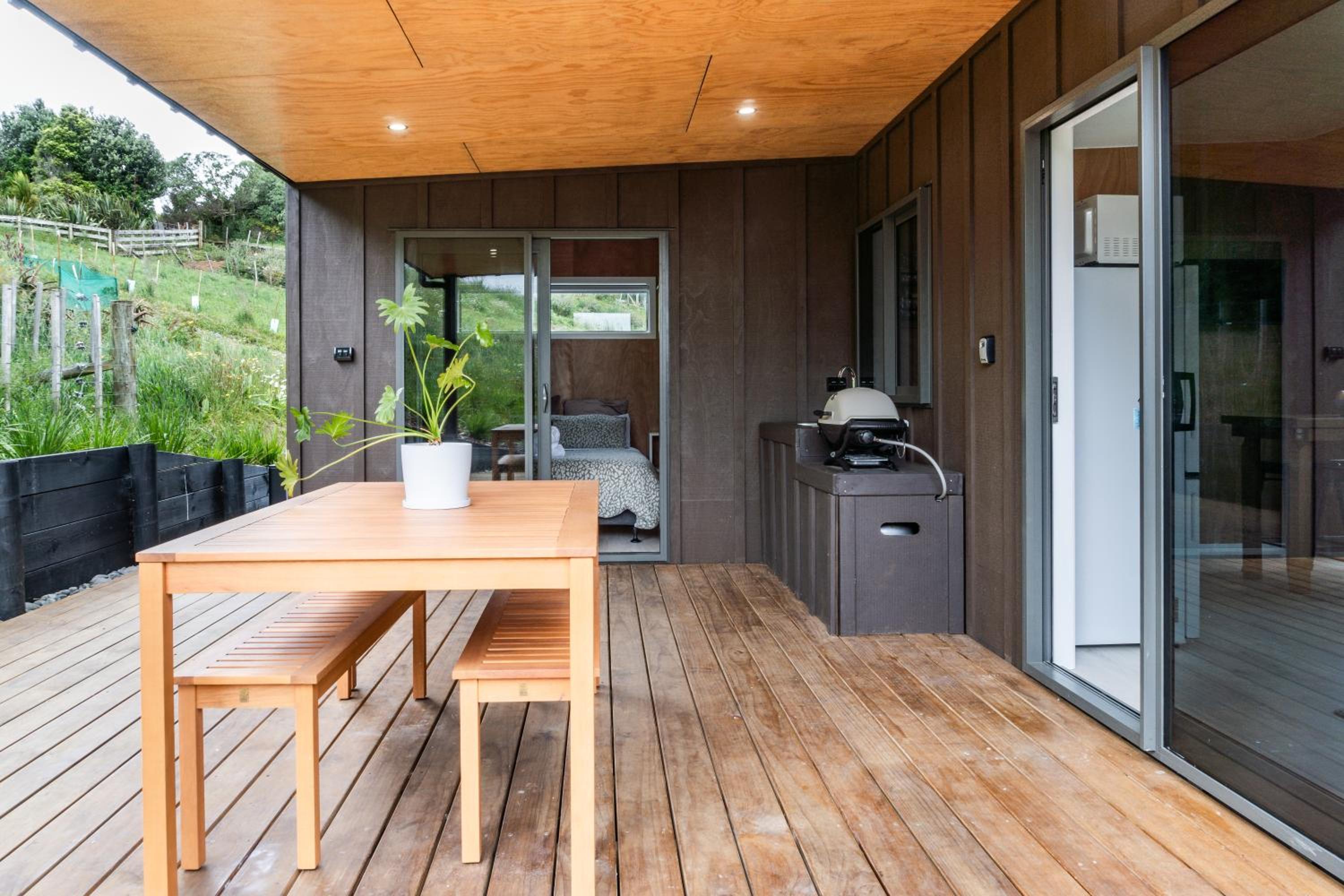 Ngahere Views - Rural Cabin 5 min drive to Raglan township