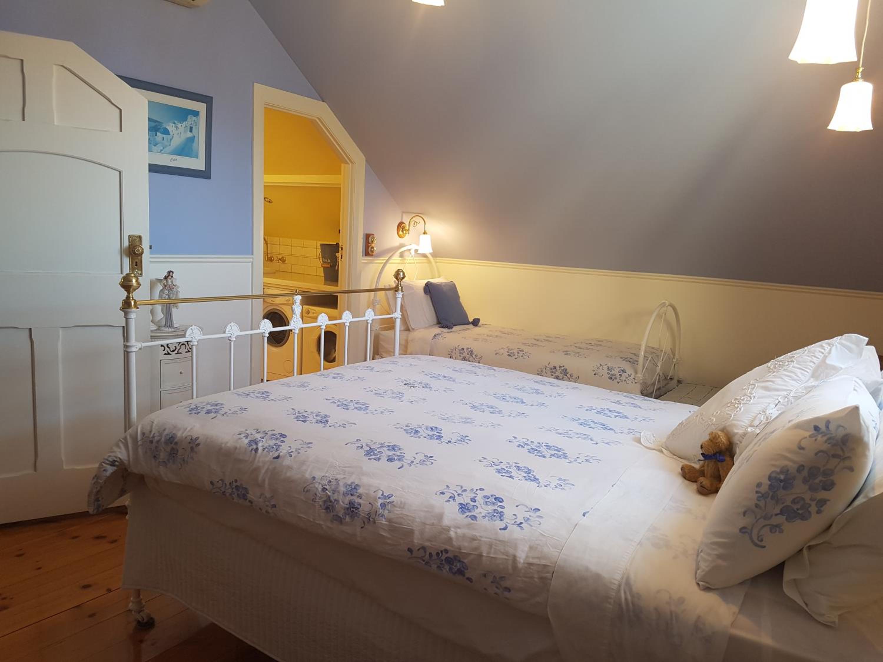 Water Bay Villa Bed & Breakfast