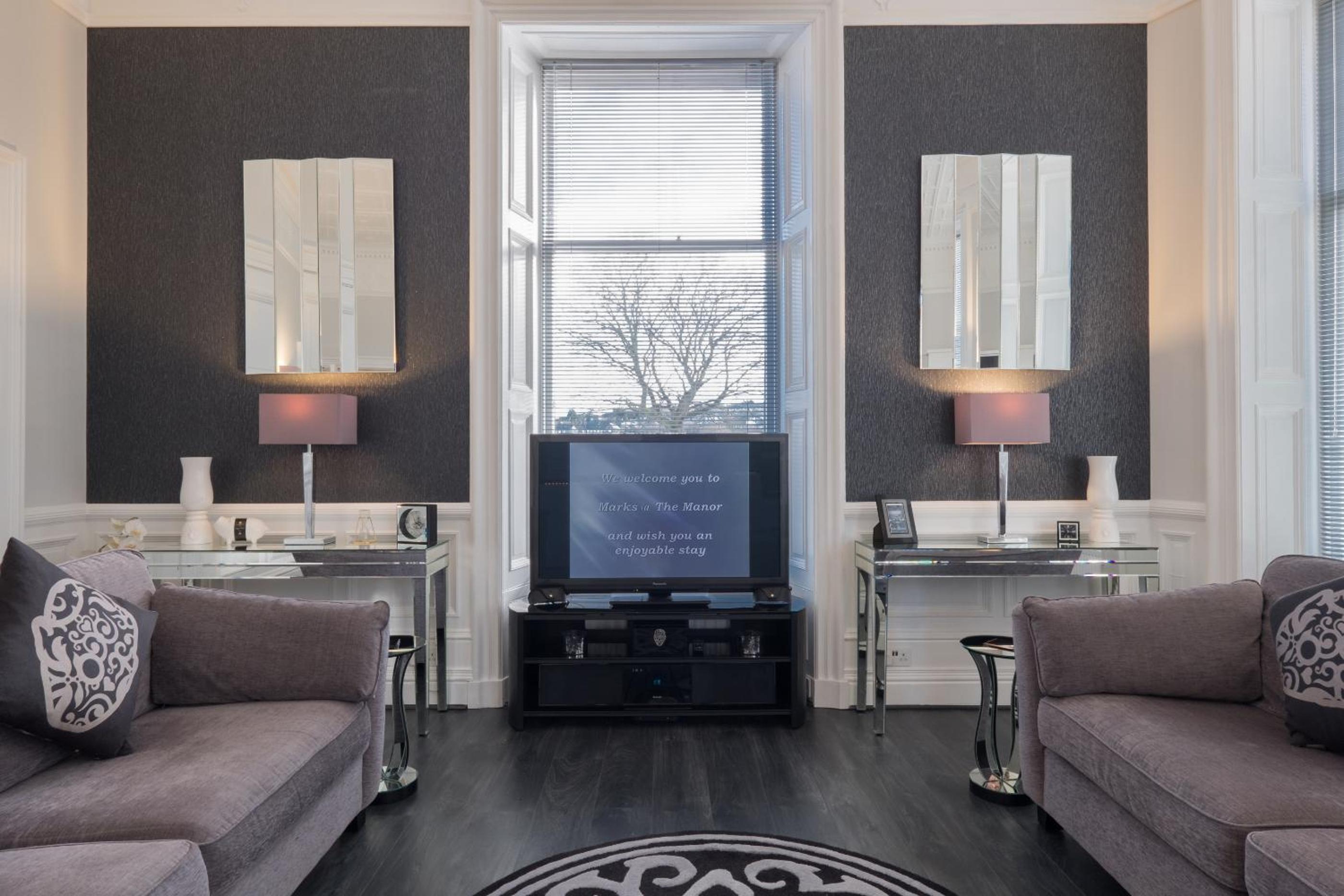 Marks At The Manor Luxury Riverside Apartments - Sleeps up to 4, with Parking and Sky TV