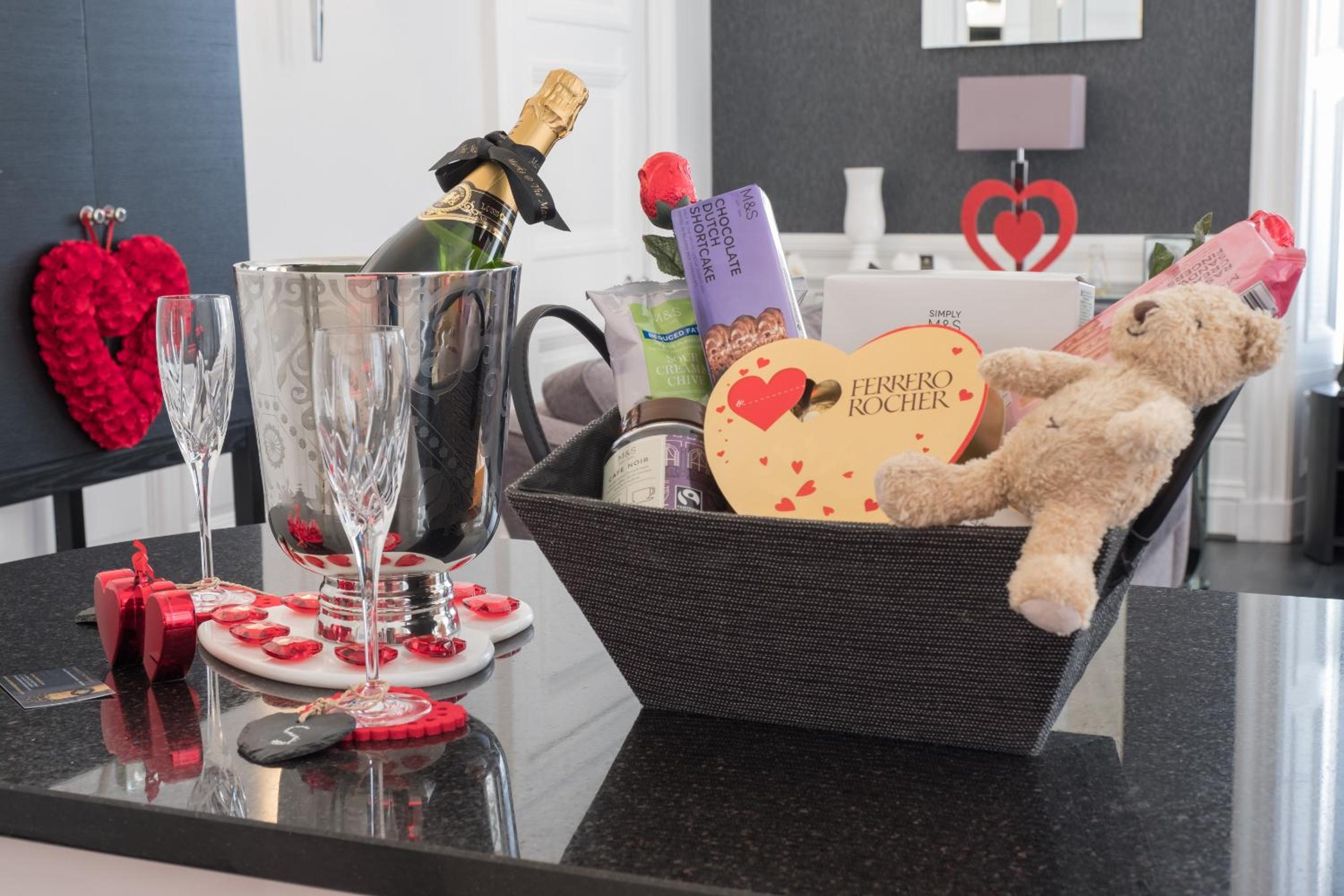 Marks At The Manor Luxury Riverside Apartments - Sleeps up to 4, with Parking and Sky TV