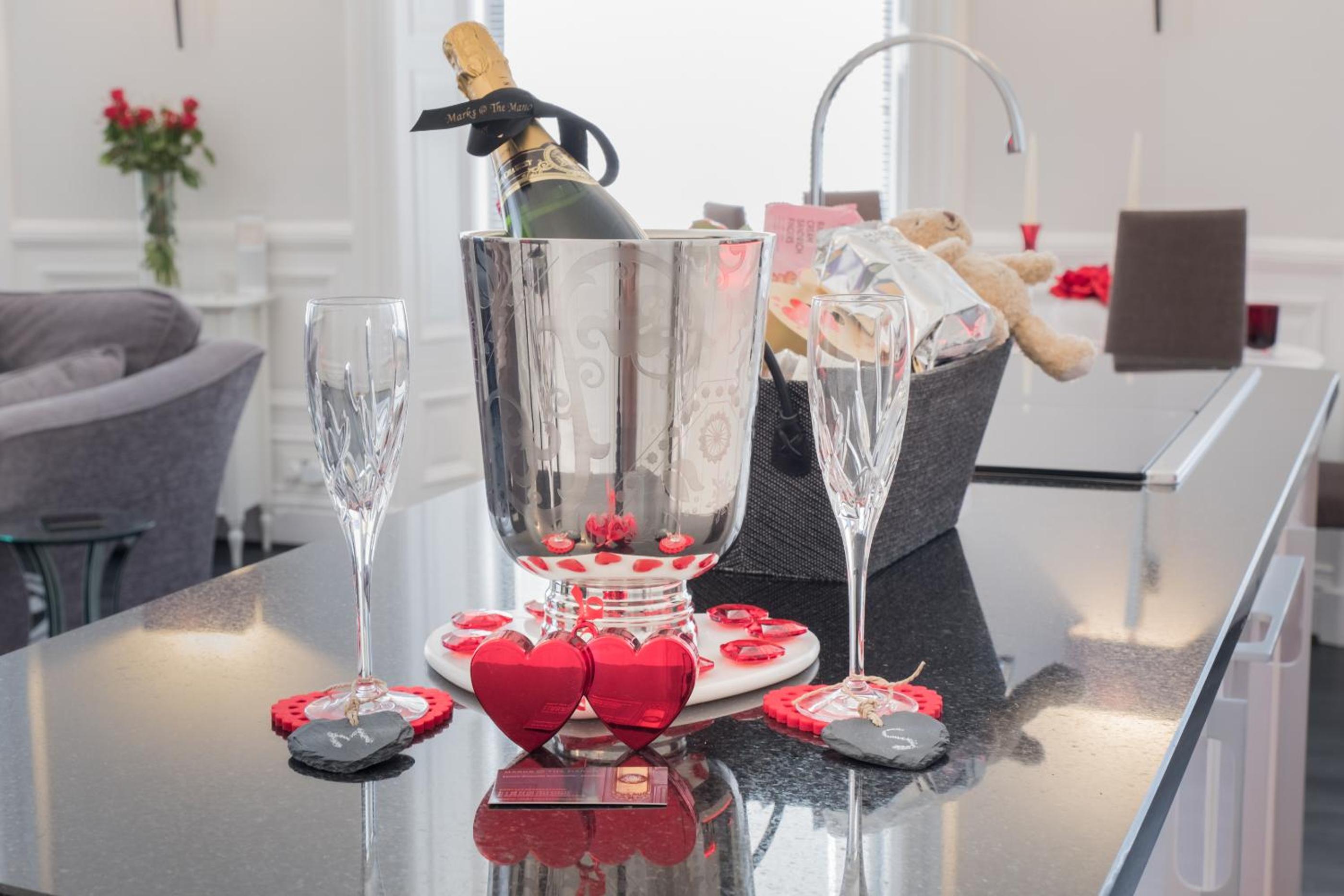 Marks At The Manor Luxury Riverside Apartments - Sleeps up to 4, with Parking and Sky TV