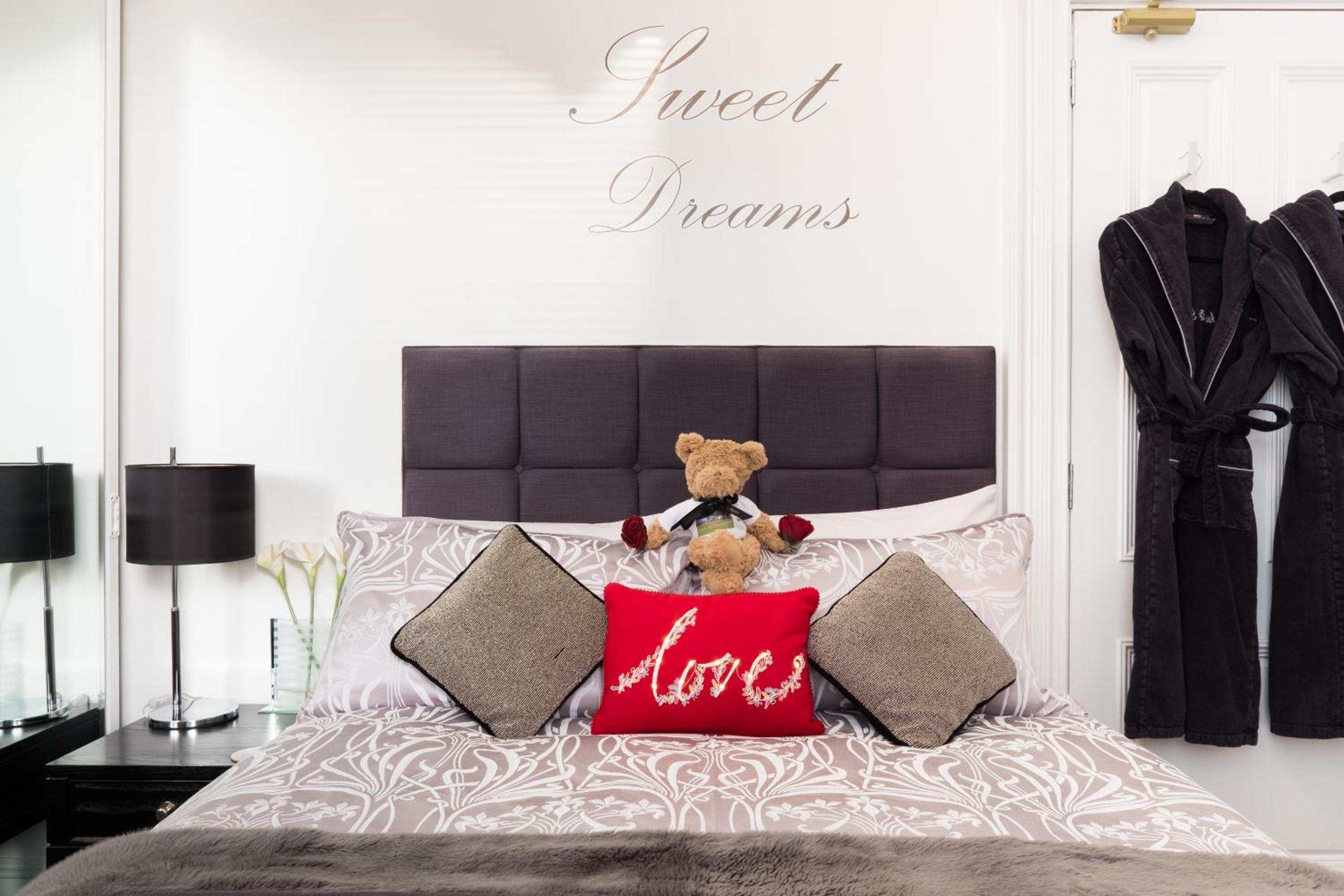 Marks At The Manor Luxury Riverside Apartments - Sleeps up to 4, with Parking and Sky TV