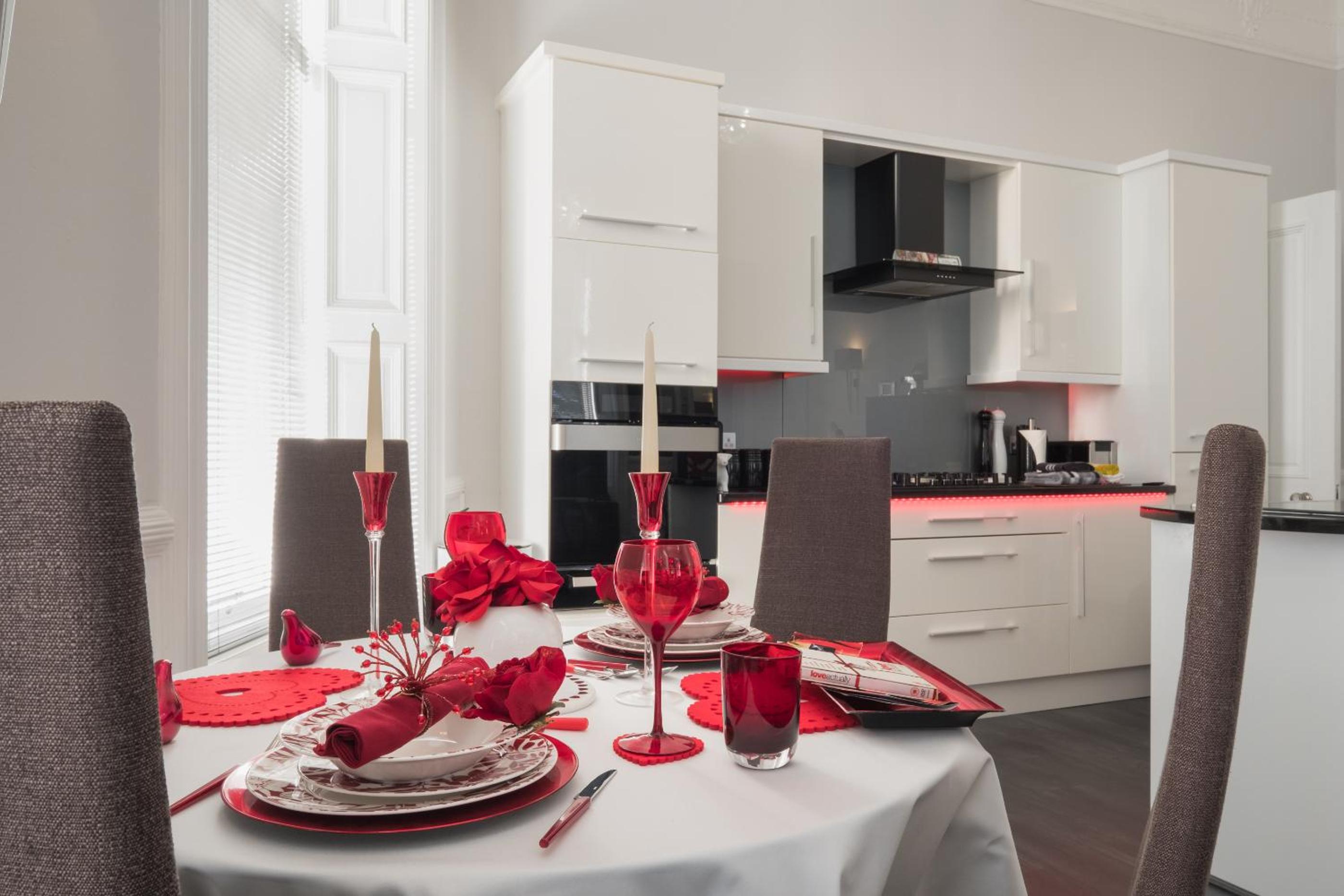 Marks At The Manor Luxury Riverside Apartments - Sleeps up to 4, with Parking and Sky TV