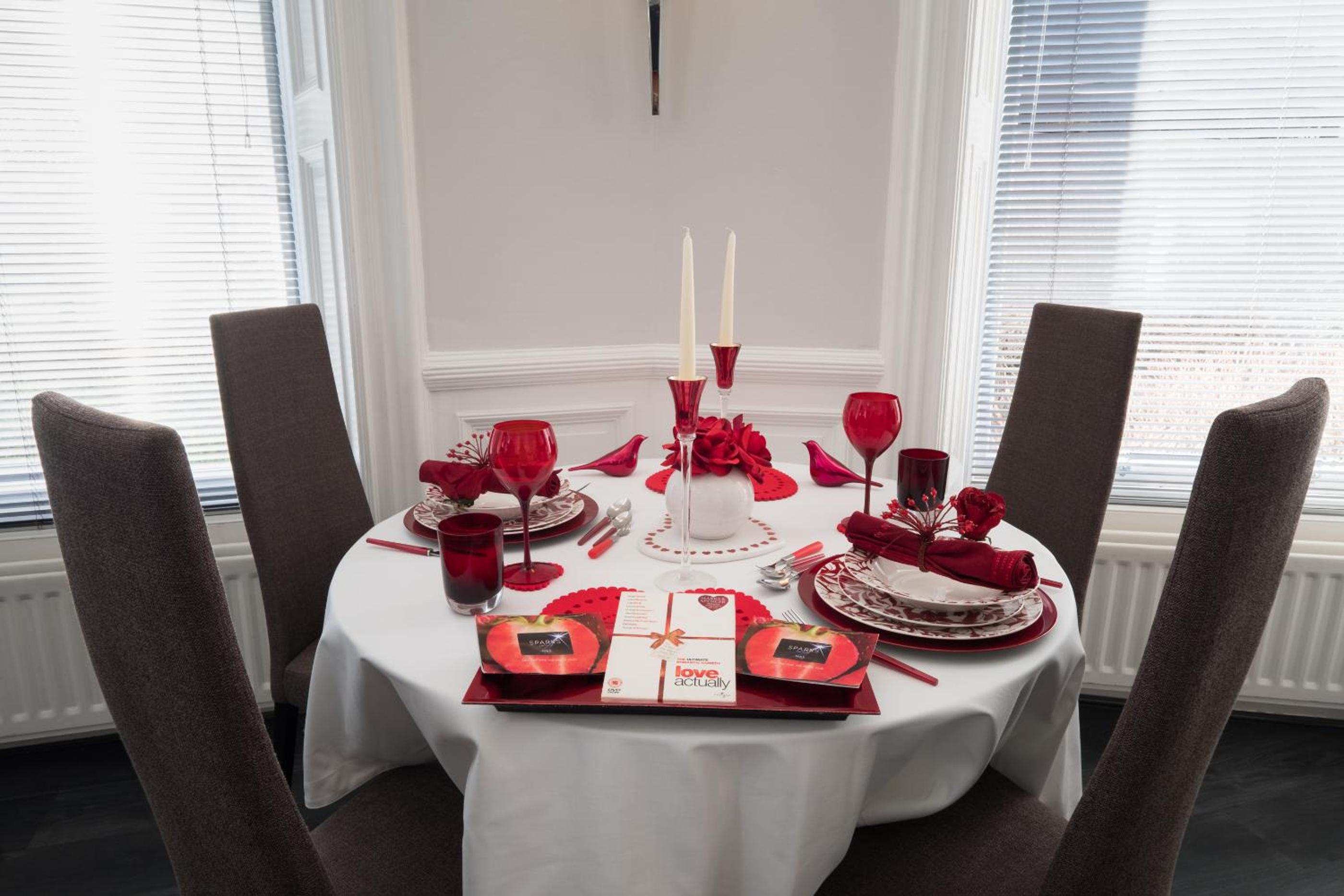 Marks At The Manor Luxury Riverside Apartments - Sleeps up to 4, with Parking and Sky TV