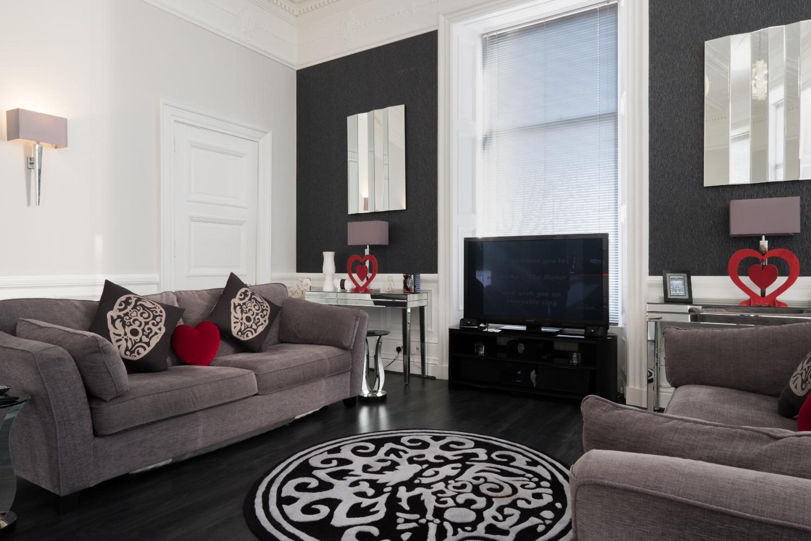 Marks At The Manor Luxury Riverside Apartments - Sleeps up to 4, with Parking and Sky TV