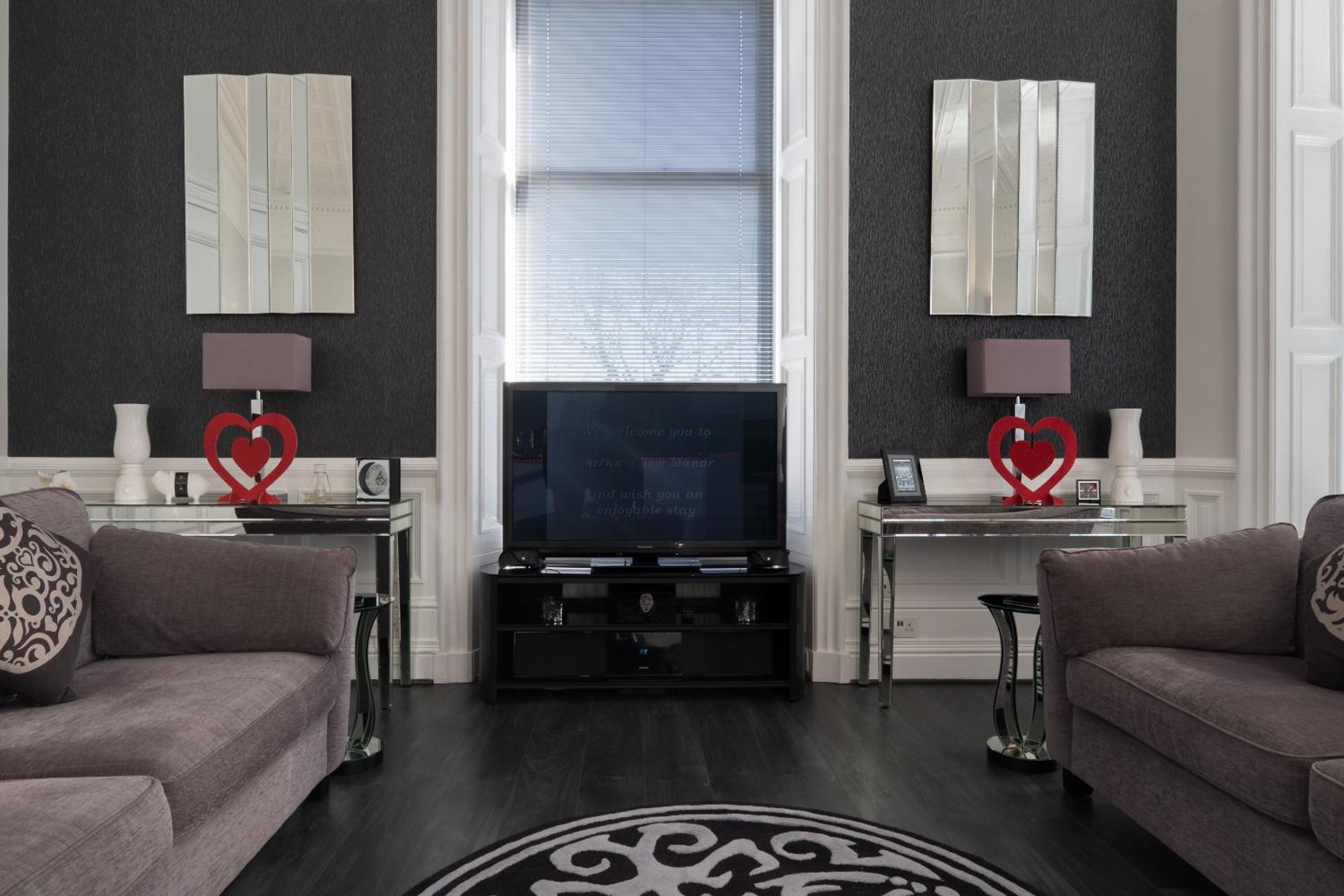 Marks At The Manor Luxury Riverside Apartments - Sleeps up to 4, with Parking and Sky TV