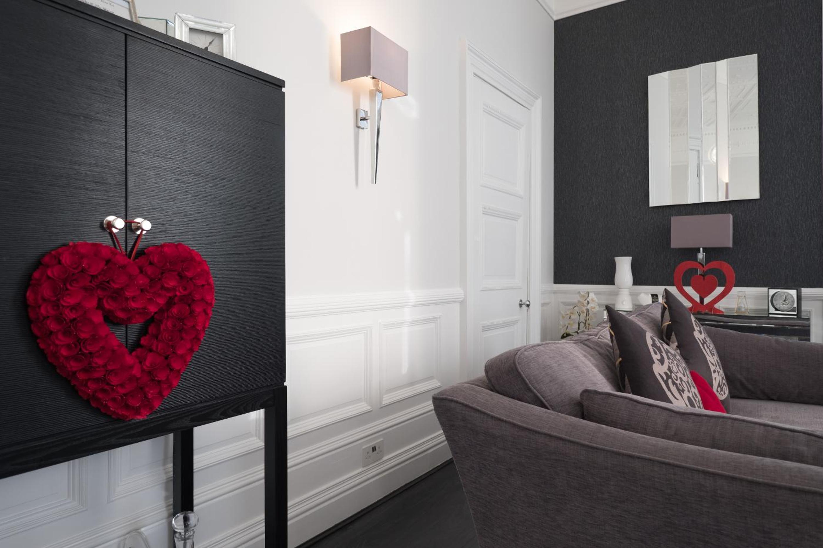 Marks At The Manor Luxury Riverside Apartments - Sleeps up to 4, with Parking and Sky TV