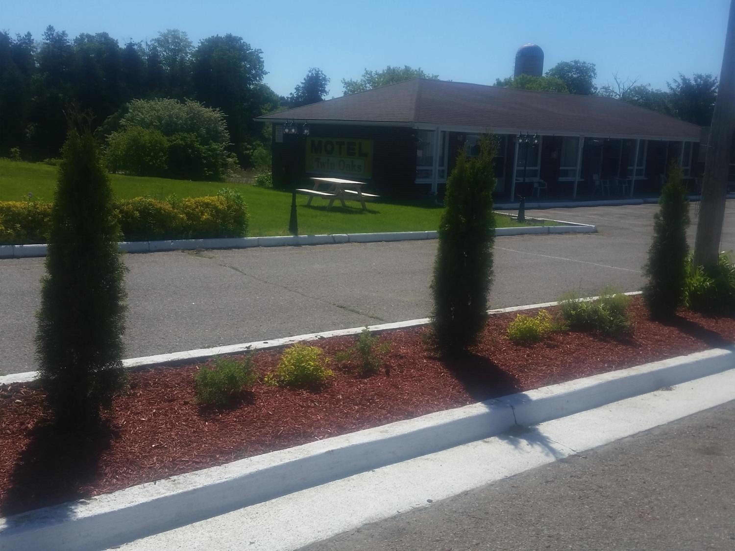 Twin Oaks Motel