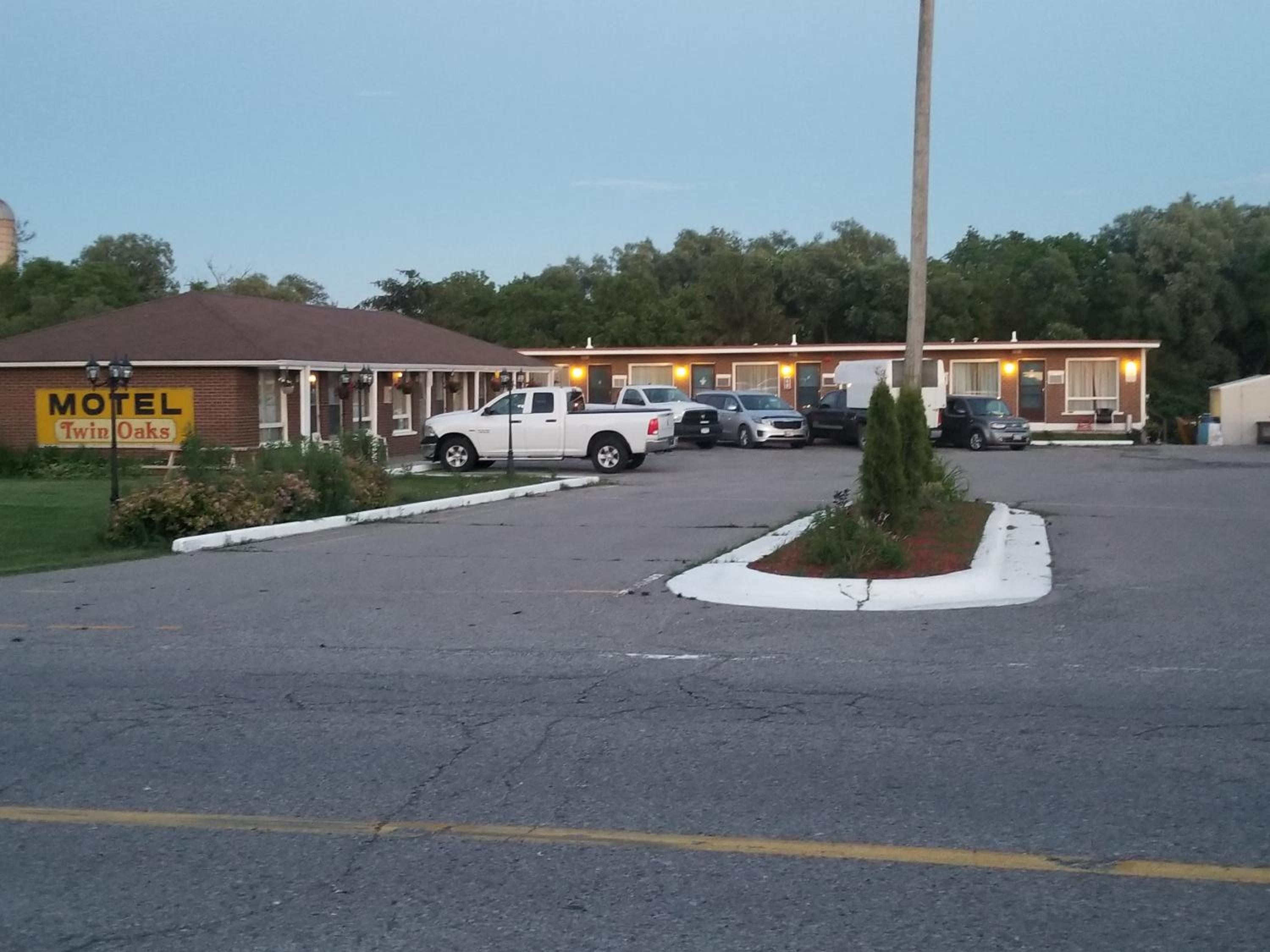 Twin Oaks Motel