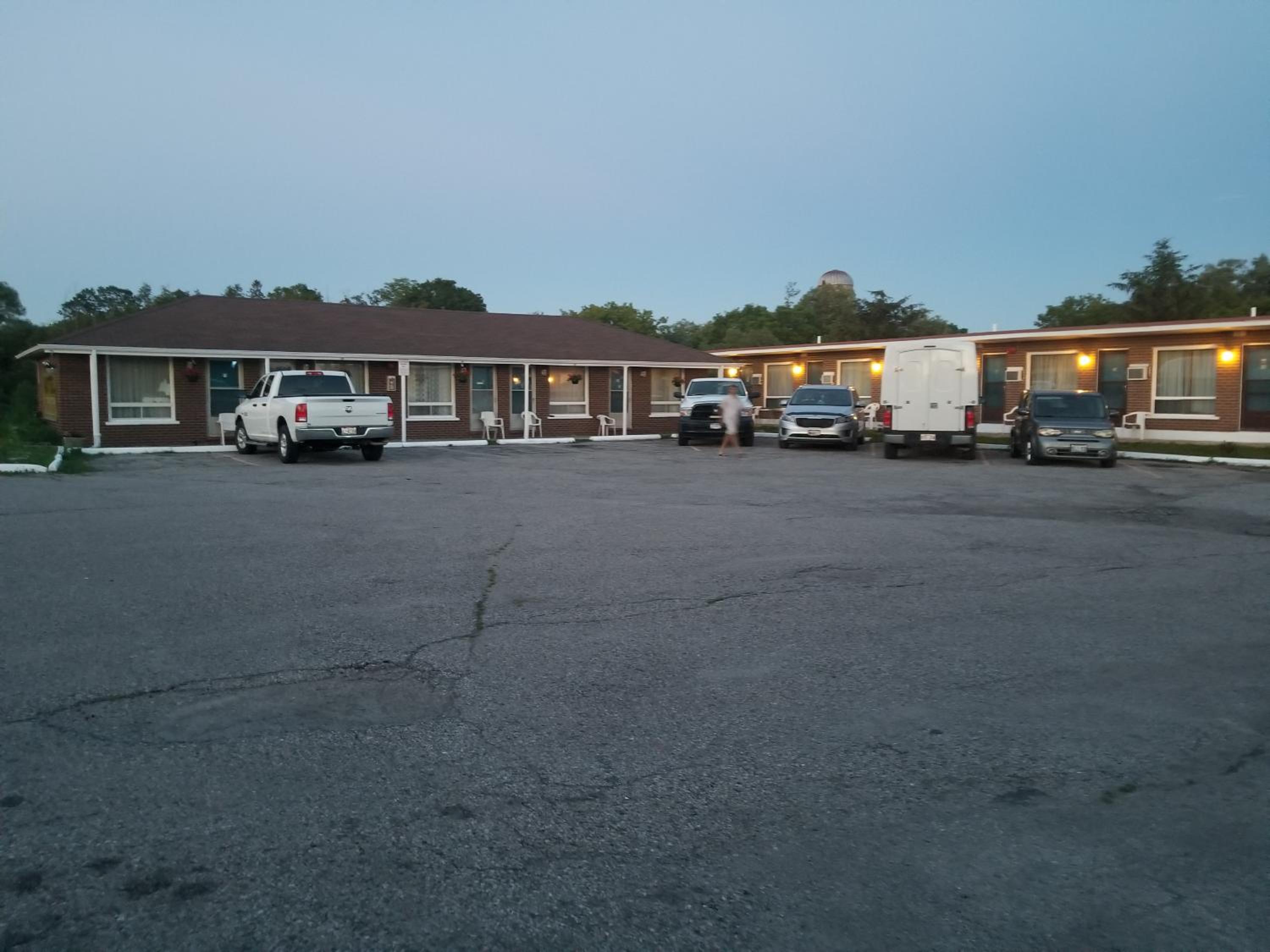 Twin Oaks Motel