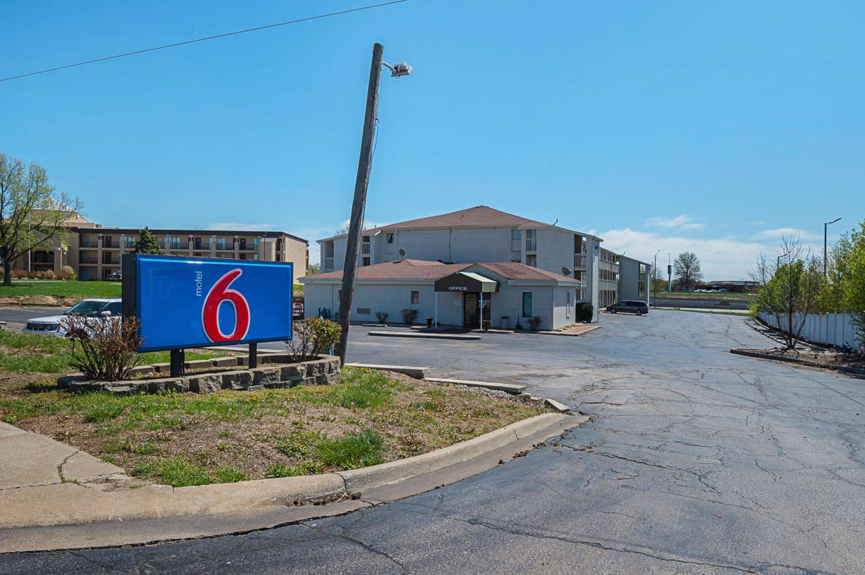 Motel 6-Blue Springs, MO view 2