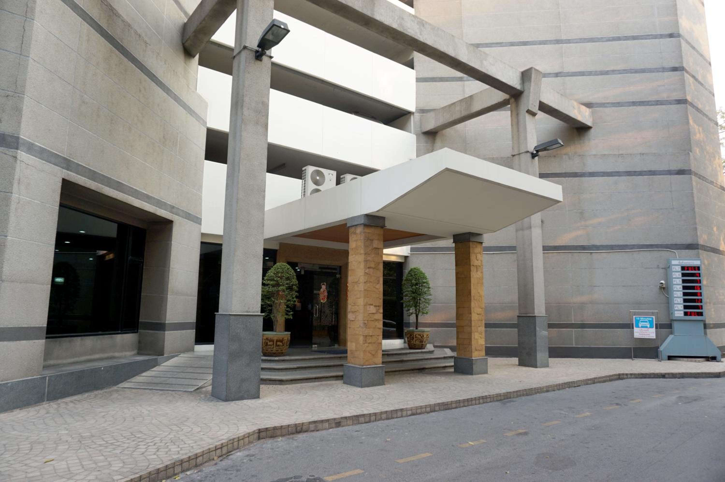 Center Bangkok Suite next to Platinum mall