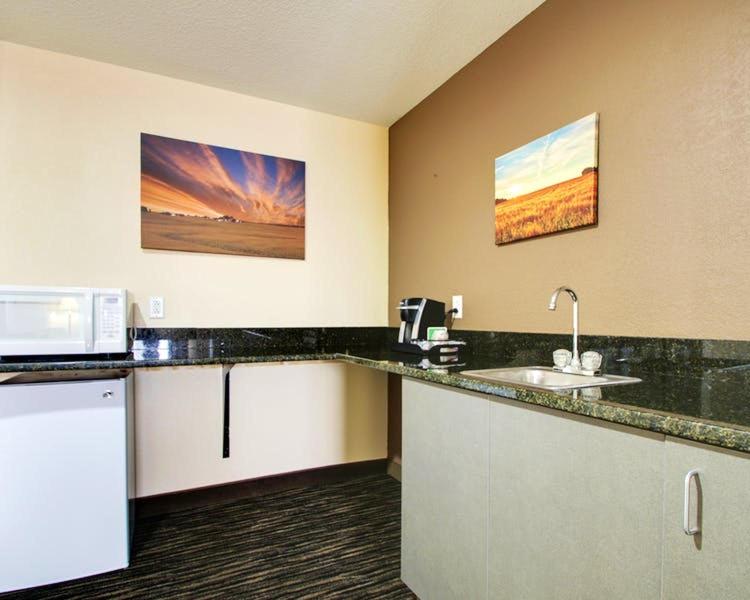 EverSpring Inn  Suites - Property Image 7
