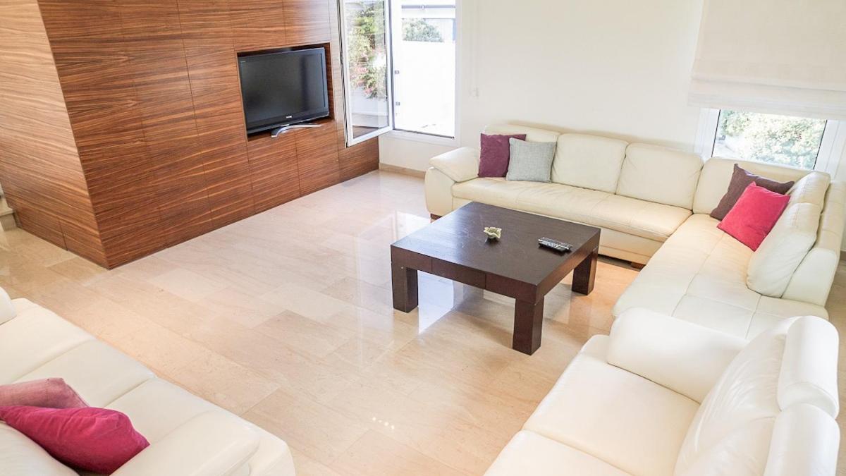 Luxury Bay View Villa 20 Right On Τhe Beach