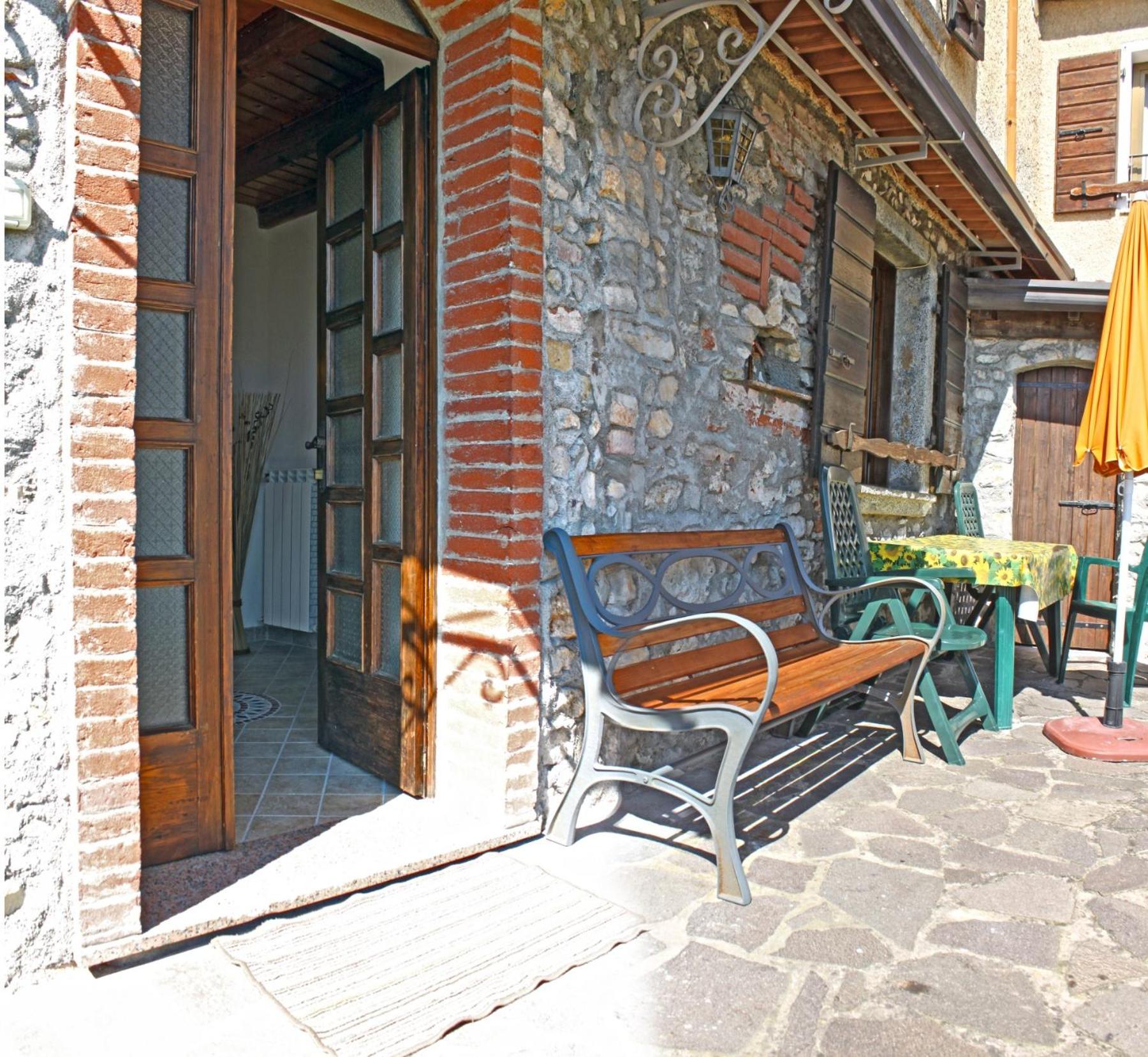 Appartamenti La Tartufaia Country house pool and relax By Gardadomusmea view 4